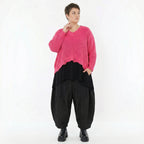 Kastiger Strick Überwurf in Rosa mit V Ausschnitt und Destroyed Look von AKH Premium bei Modeare Oversize Damenmode
