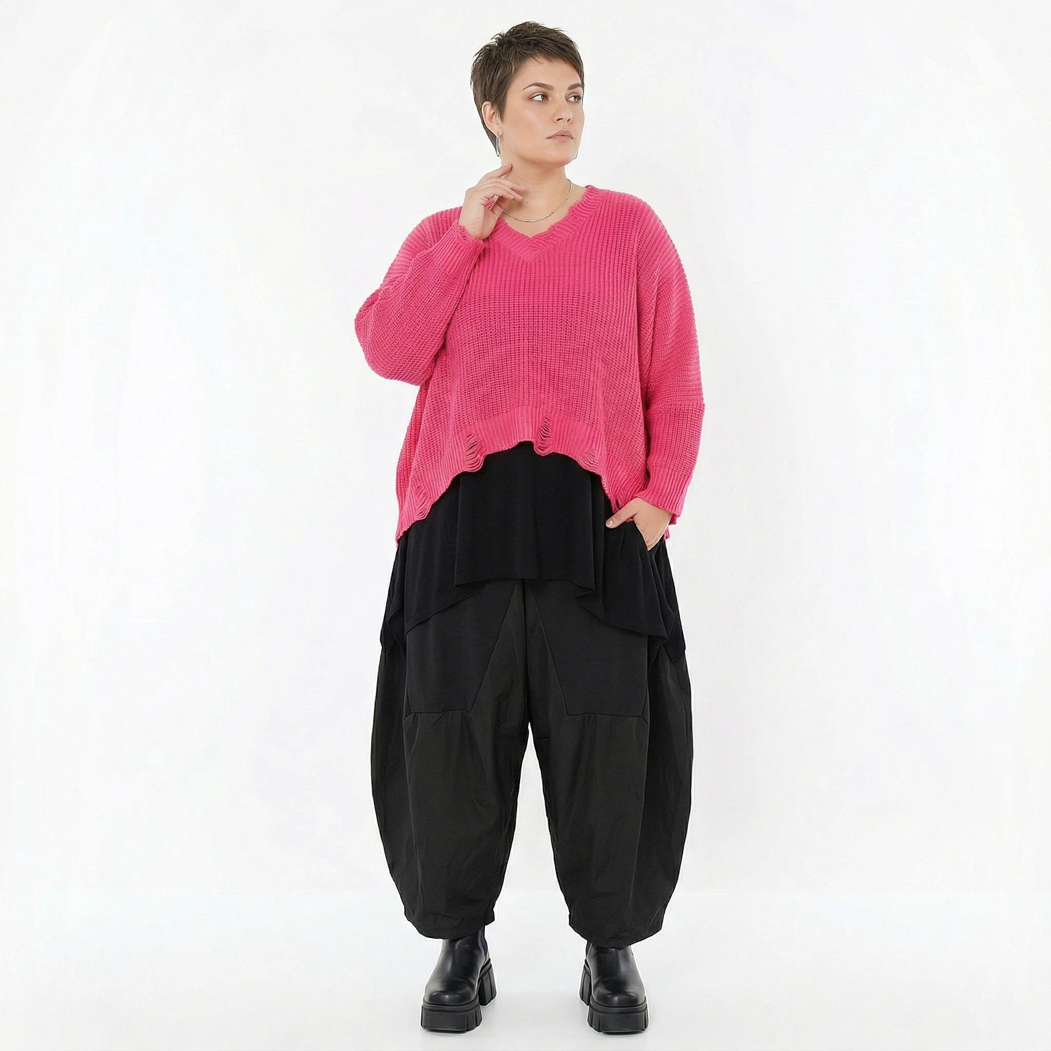 Kastiger Strick Überwurf in Rosa mit V Ausschnitt und Destroyed Look von AKH Premium bei Modeare Oversize Damenmode