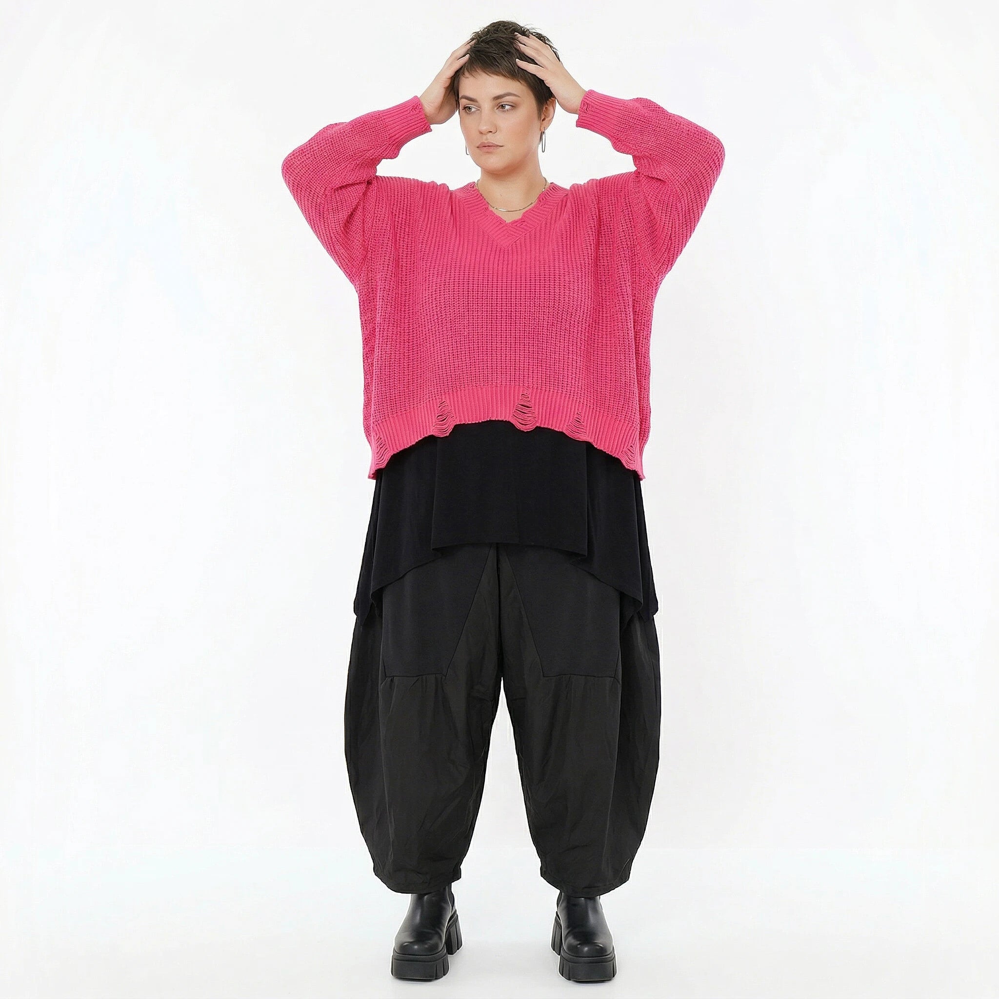 Kastiger Strick Überwurf in Rosa mit V Ausschnitt und Destroyed Look von AKH Premium bei Modeare Oversize Damenmode