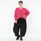 Kastiger Strick Überwurf in Rosa mit V Ausschnitt und Destroyed Look von AKH Premium bei Modeare Oversize Damenmode