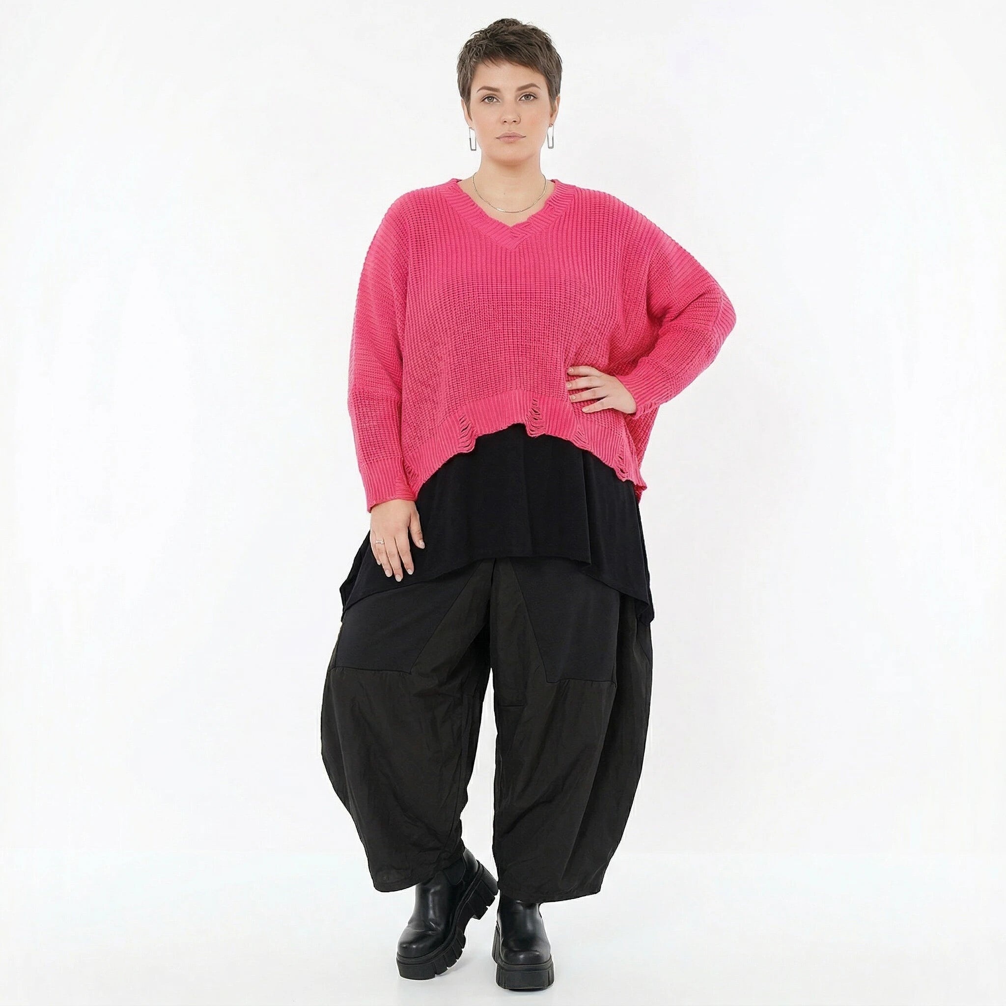 Kastiger Strick Überwurf in Rosa mit V Ausschnitt und Destroyed Look von AKH Premium bei Modeare Oversize Damenmode