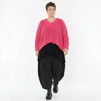 Kastiger Strick Überwurf in Rosa mit V Ausschnitt und Destroyed Look von AKH Premium bei Modeare Oversize Damenmode