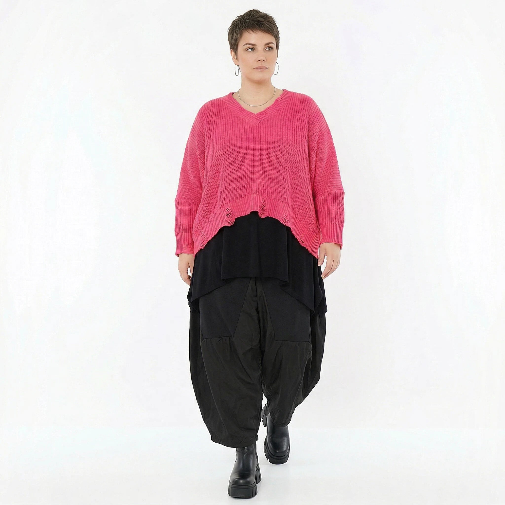 Kastiger Strick Überwurf in Rosa mit V Ausschnitt und Destroyed Look von AKH Premium bei Modeare Oversize Damenmode