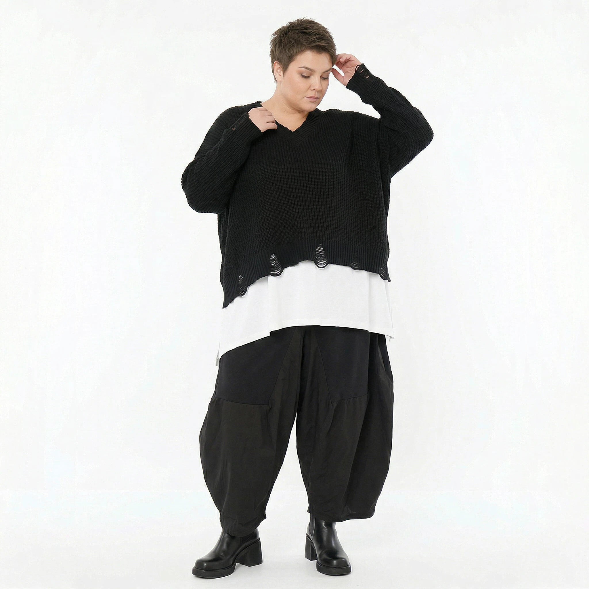 Oversize Strick Überwurf aus Baumwolle Acryl mit V-Ausschnitt von AKH Premium bei Modeare - Lagenlook Damenpullover Schwarz