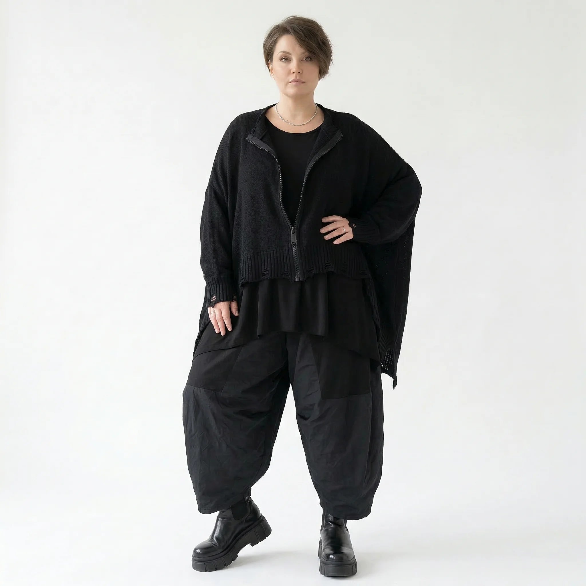 Oversize Strickjacke A Form aus Baumwolle mit Destroyed Optik von AKH Premium bei Modeare Lagenlook Avantgarde Damenjacke