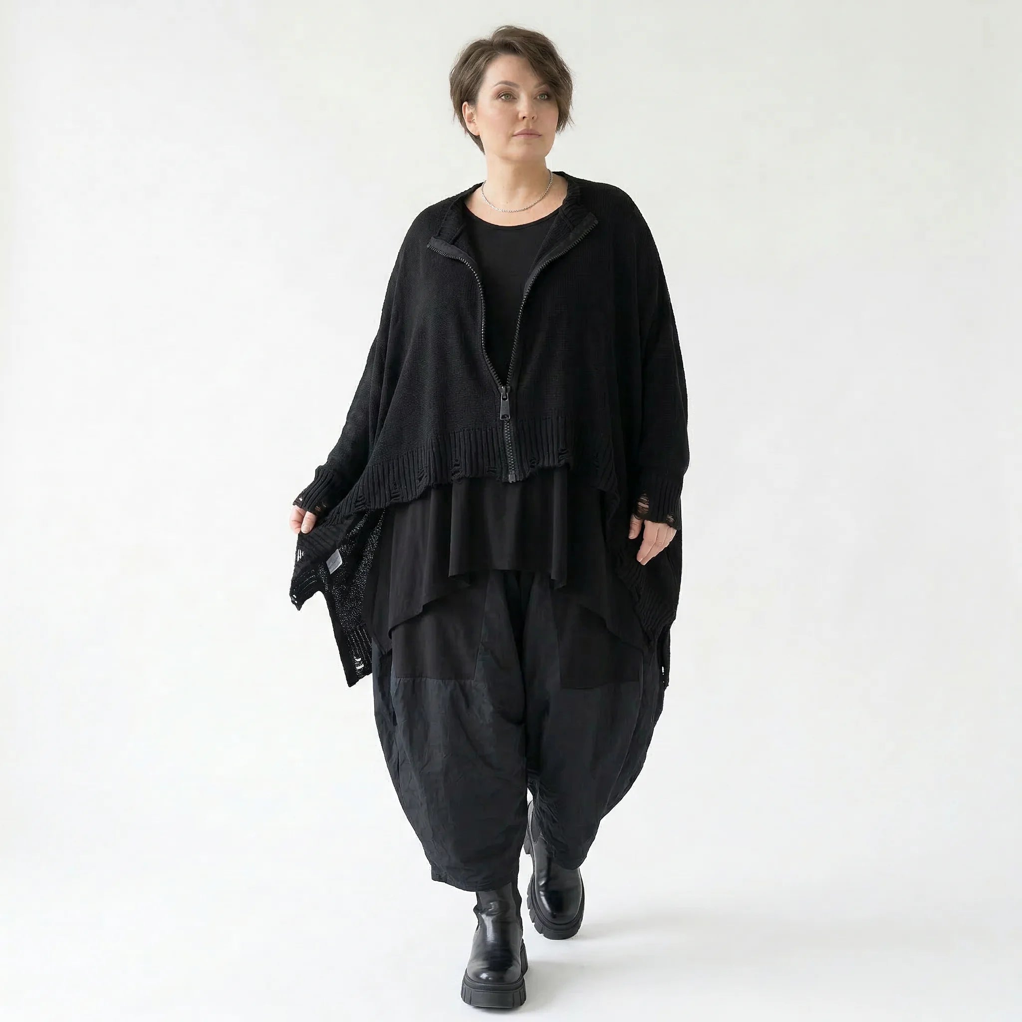 Oversize Strickjacke A Form aus Baumwolle mit Destroyed Optik von AKH Premium bei Modeare Lagenlook Avantgarde Damenjacke