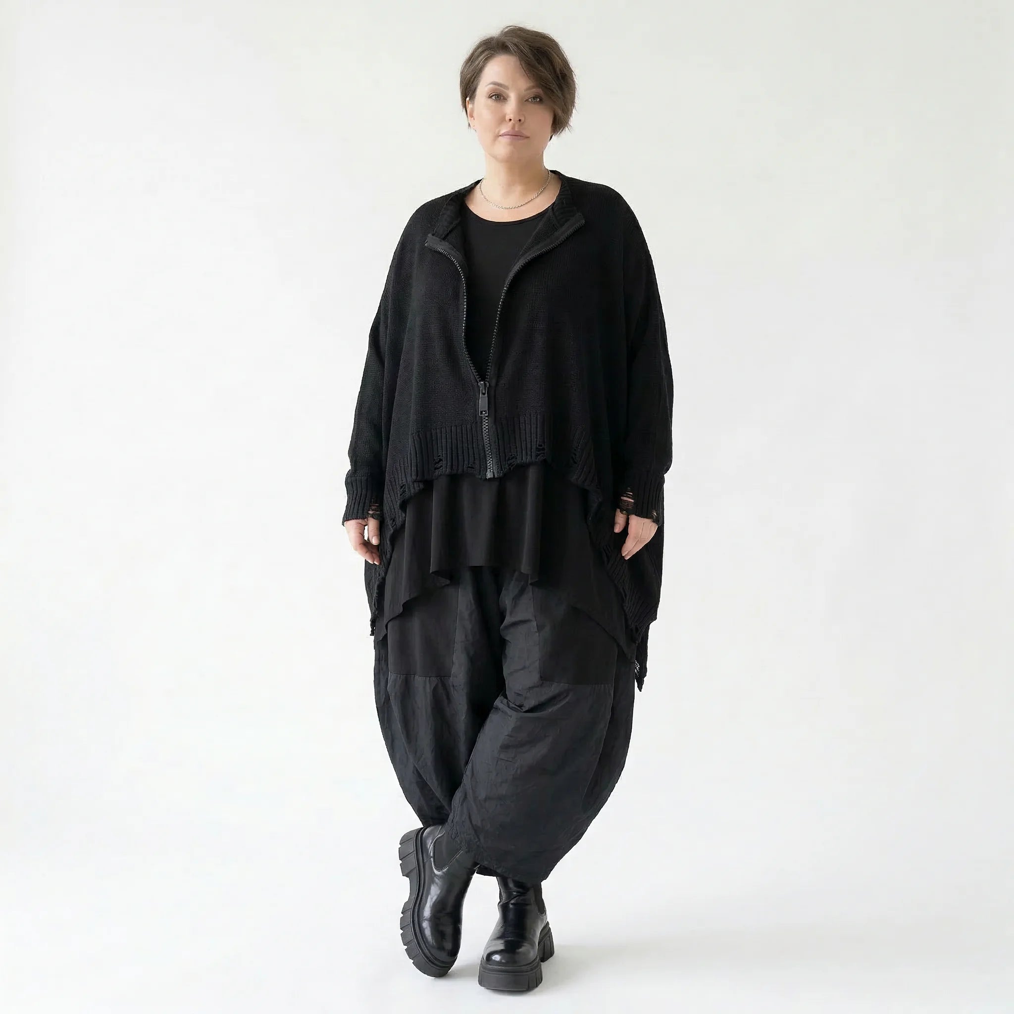 Oversize Strickjacke A Form aus Baumwolle mit Destroyed Optik von AKH Premium bei Modeare Lagenlook Avantgarde Damenjacke