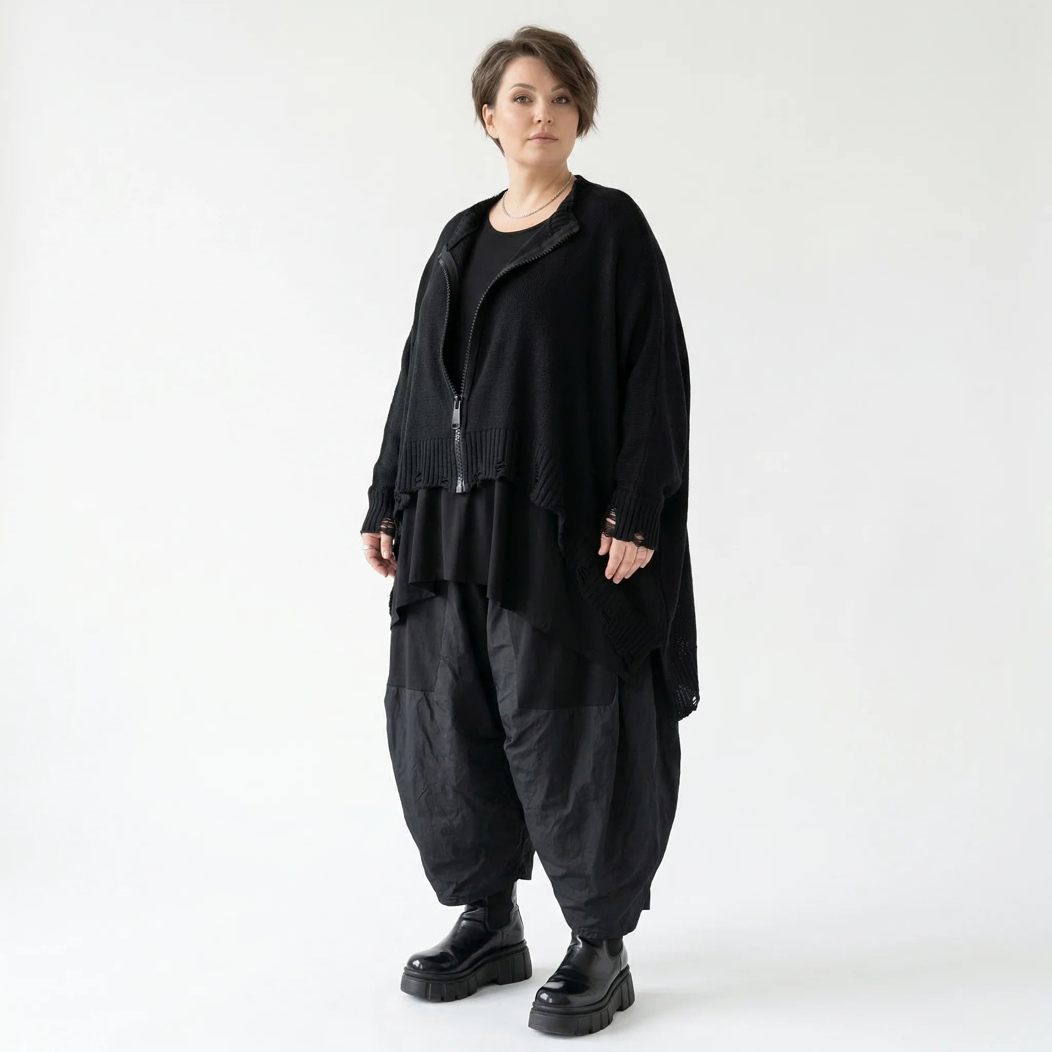 Oversize Strickjacke A Form aus Baumwolle mit Destroyed Optik von AKH Premium bei Modeare Lagenlook Avantgarde Damenjacke