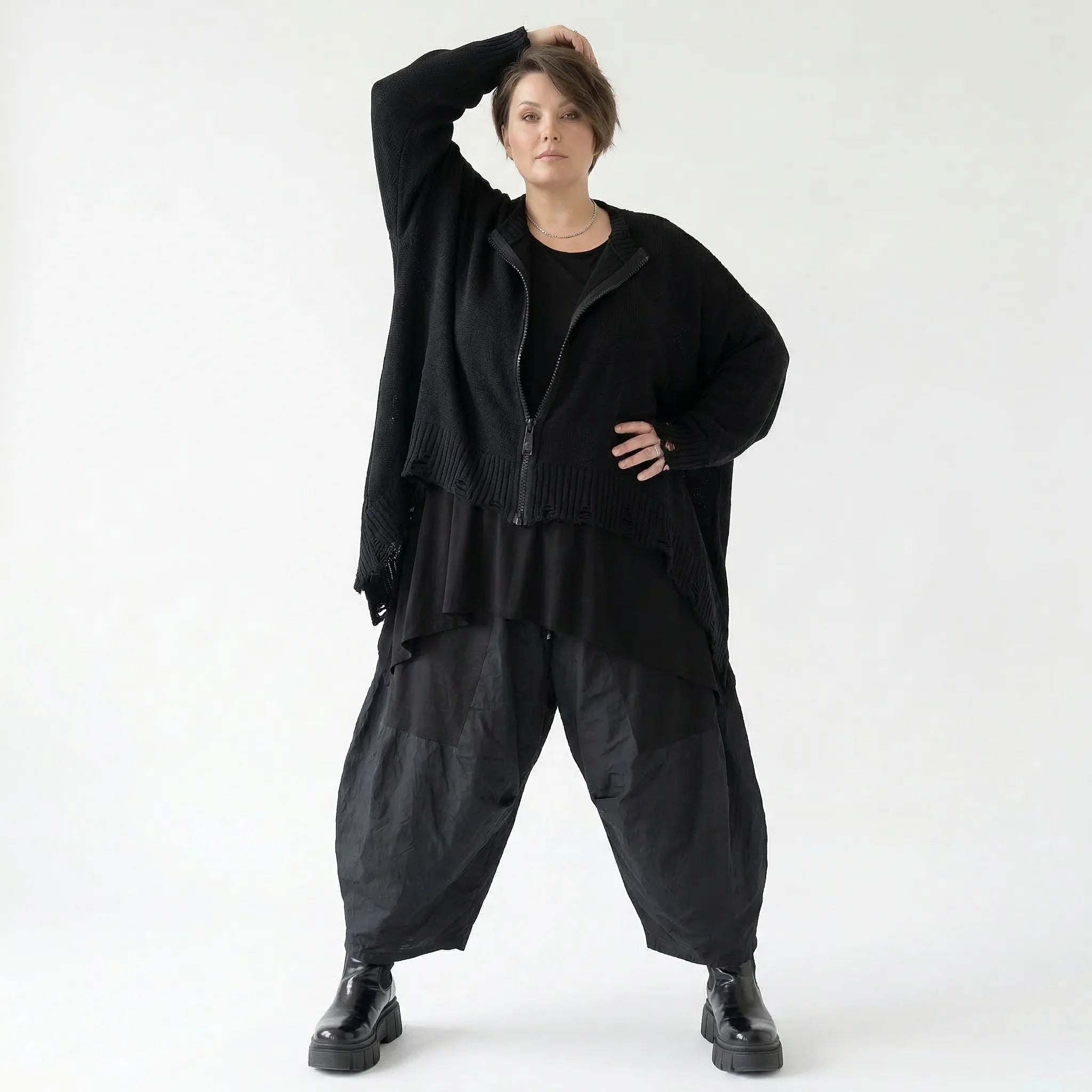 Oversize Strickjacke A Form aus Baumwolle mit Destroyed Optik von AKH Premium bei Modeare Lagenlook Avantgarde Damenjacke