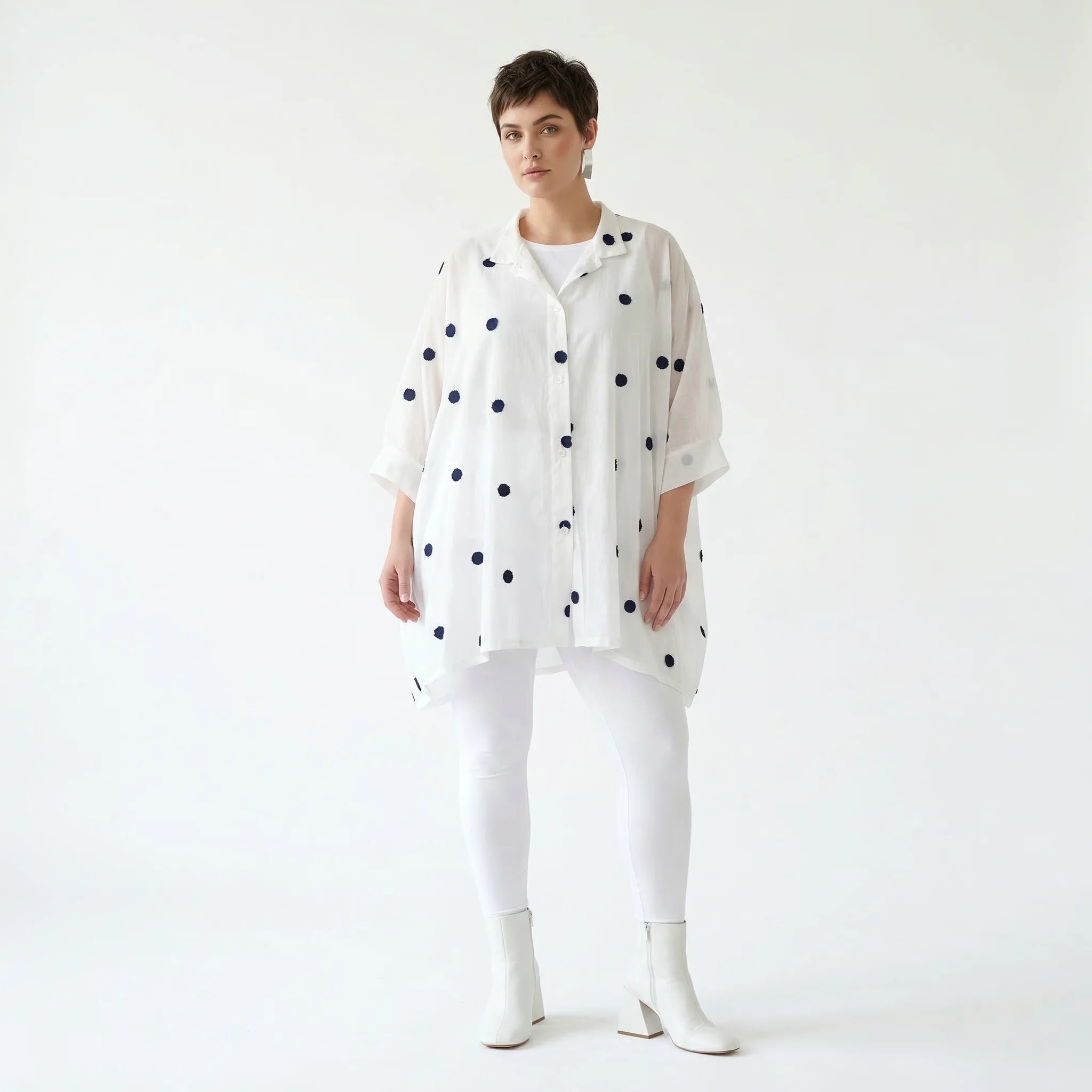 Oversize Bluse transparent Baumwolle Punkte A-Linie luftig modern AKH Premium Modeare stilvolle Lagenlook Bluse weiss blau Damen