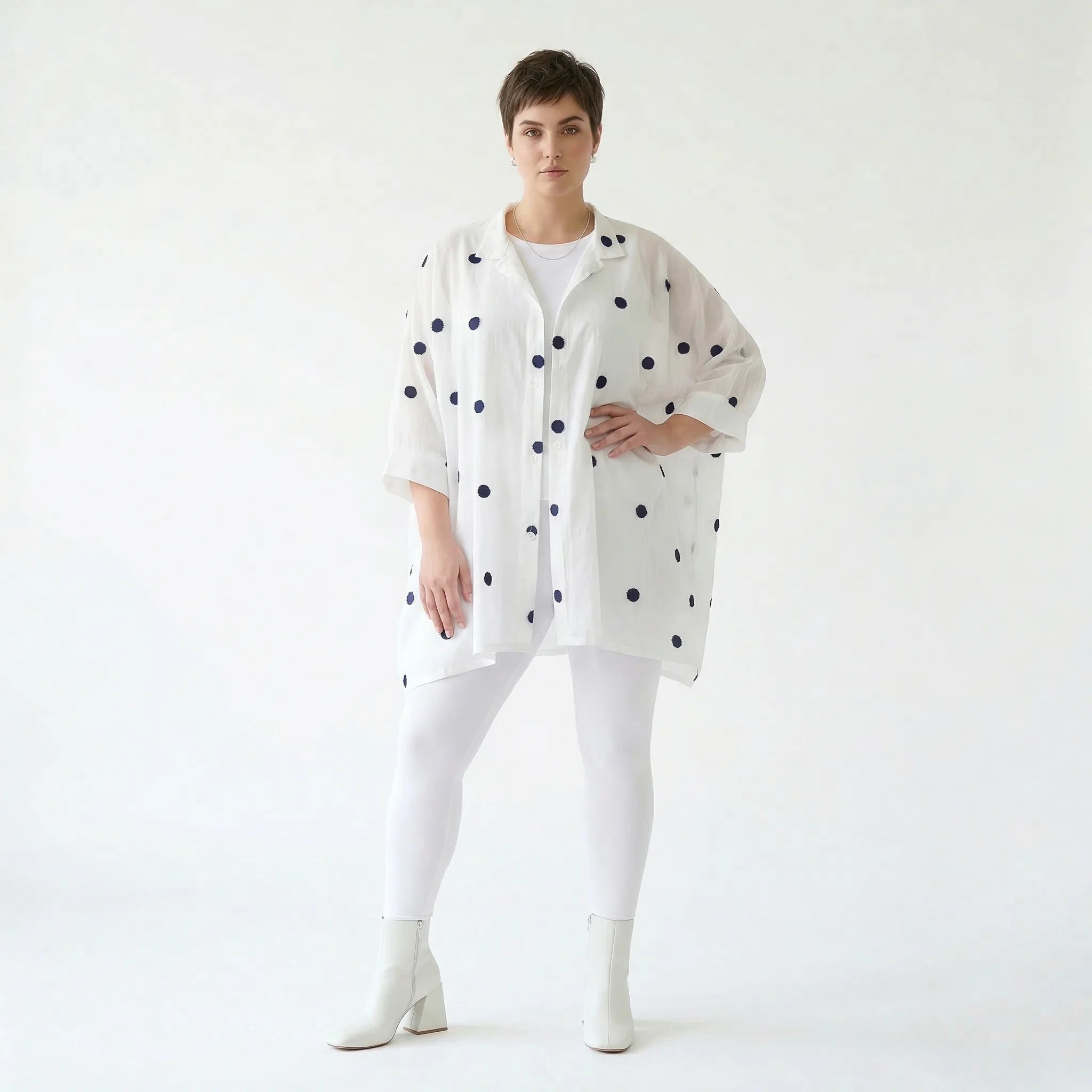 Oversize Bluse transparent Baumwolle Punkte A-Linie luftig modern AKH Premium Modeare stilvolle Lagenlook Bluse weiss blau Damen
