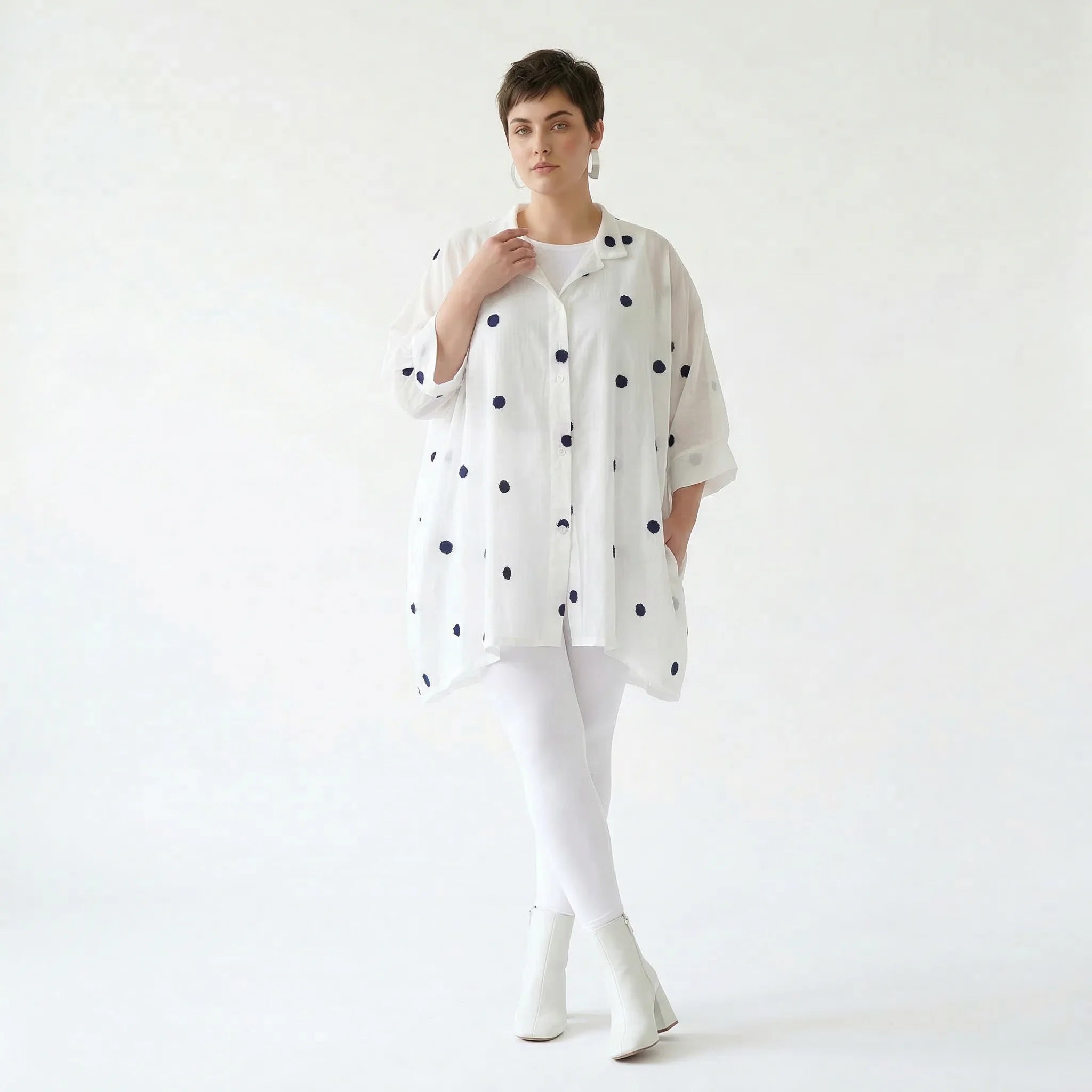 Oversize Bluse transparent Baumwolle Punkte A-Linie luftig modern AKH Premium Modeare stilvolle Lagenlook Bluse weiss blau Damen