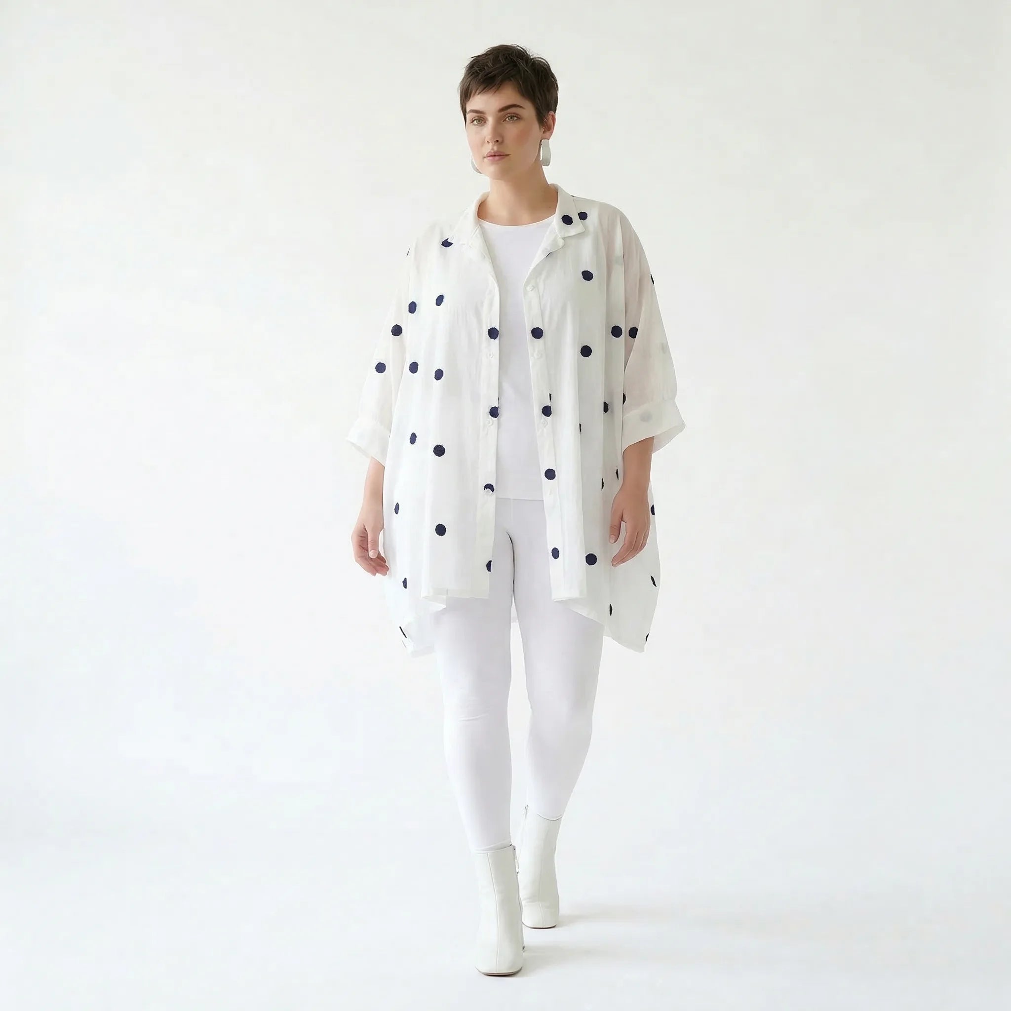 Oversize Bluse transparent Baumwolle Punkte A-Linie luftig modern AKH Premium Modeare stilvolle Lagenlook Bluse weiss blau Damen