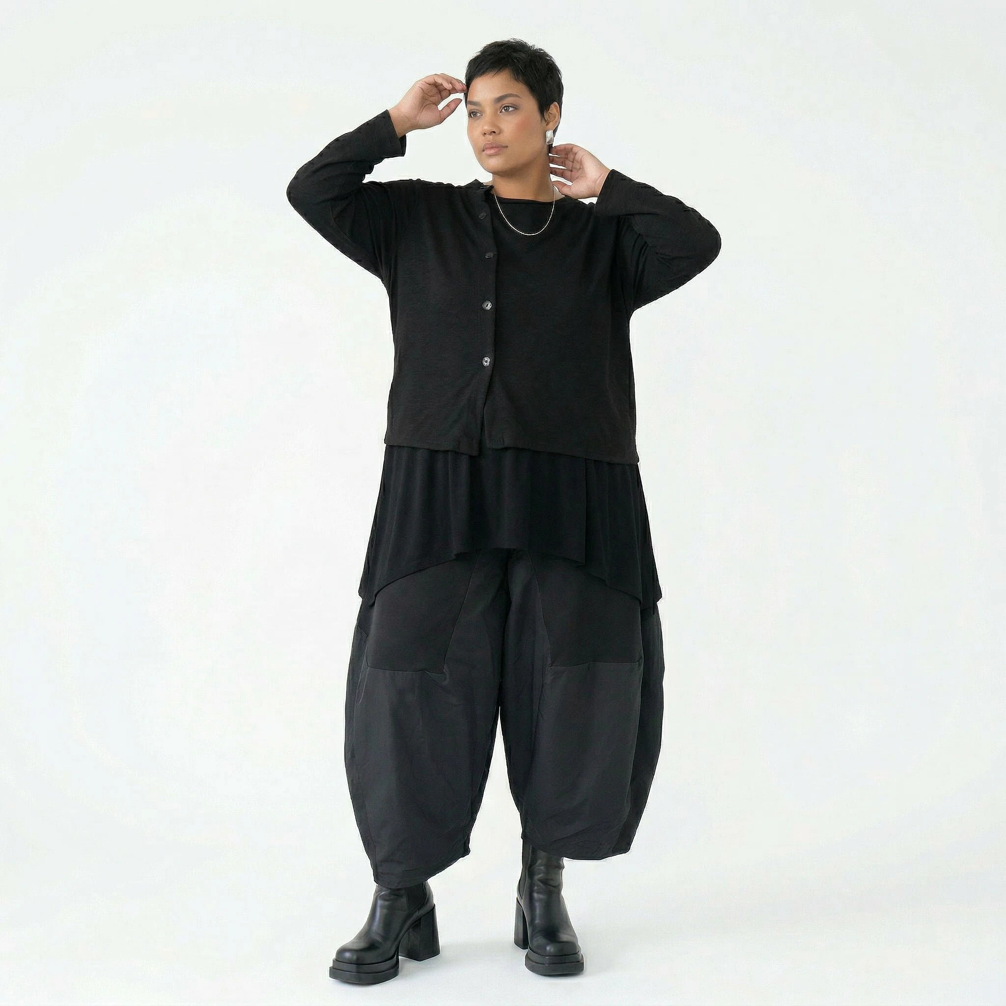 Oversize Feinstrick Jacke schwarz weich stretch Übergang AKH Premium Modeare Lagenlook modern Damenjacke minimalistisch