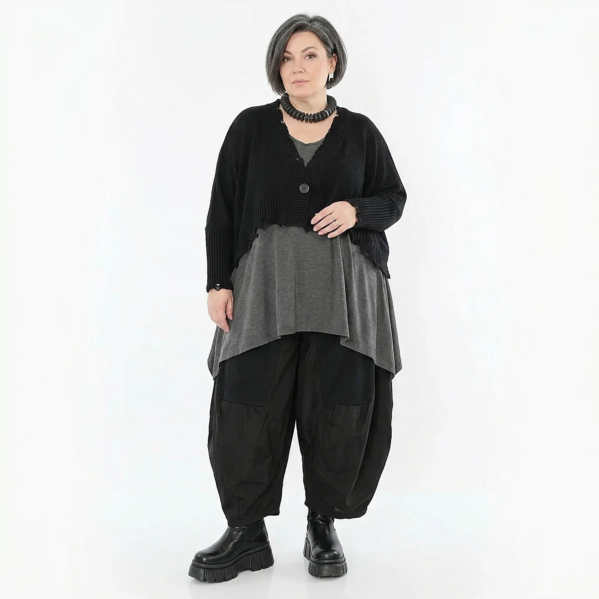 Oversize Strickjacke aus Baumwolle mit Destroyed Optik von AKH Premium bei Modeare Lagenlook Damen Jacke schwarz kastig