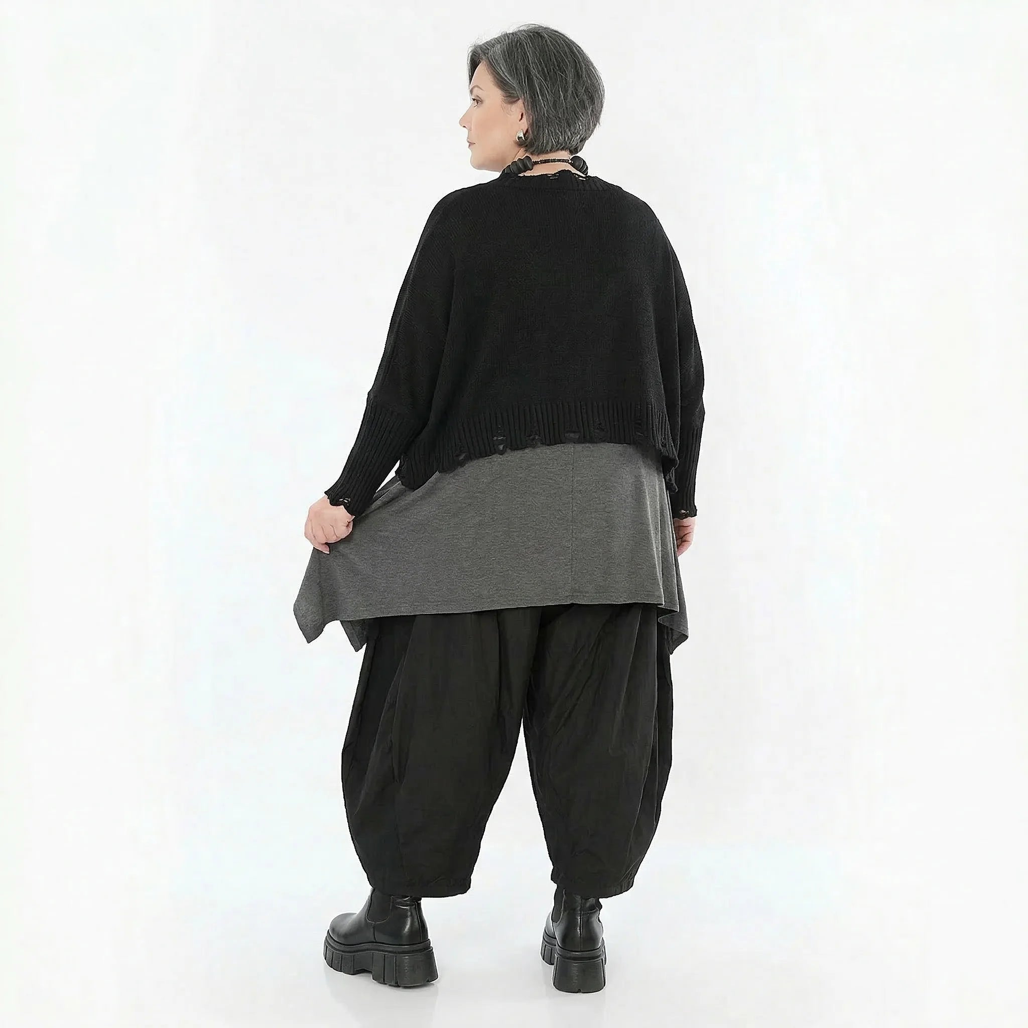 Oversize Strickjacke aus Baumwolle mit Destroyed Optik von AKH Premium bei Modeare Lagenlook Damen Jacke schwarz kastig