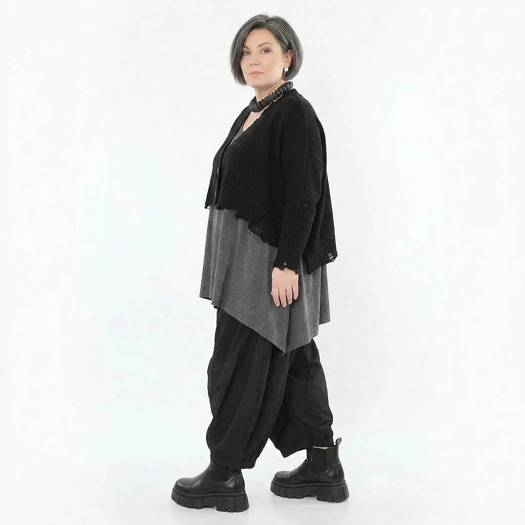 Oversize Strickjacke aus Baumwolle mit Destroyed Optik von AKH Premium bei Modeare Lagenlook Damen Jacke schwarz kastig