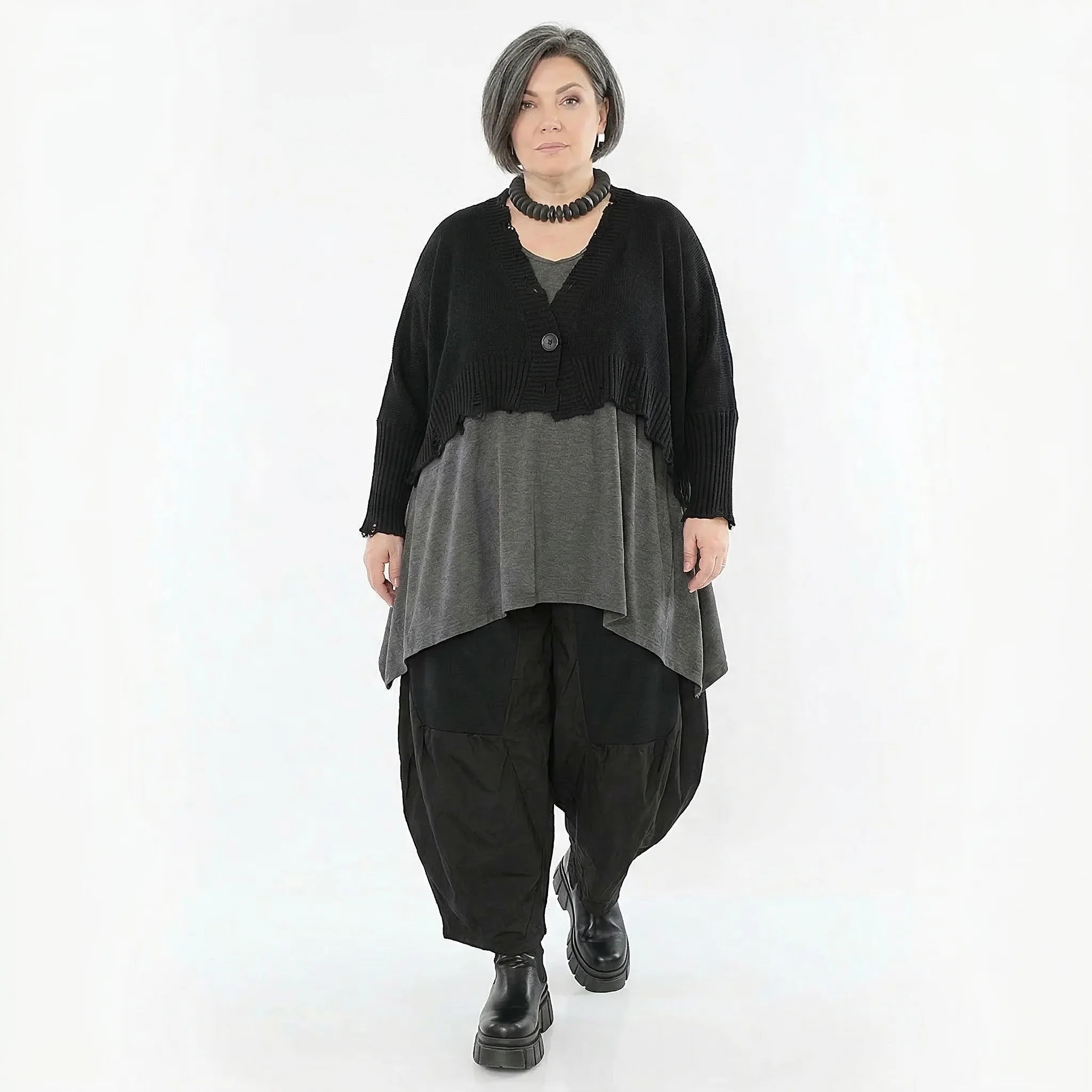 Oversize Strickjacke aus Baumwolle mit Destroyed Optik von AKH Premium bei Modeare Lagenlook Damen Jacke schwarz kastig