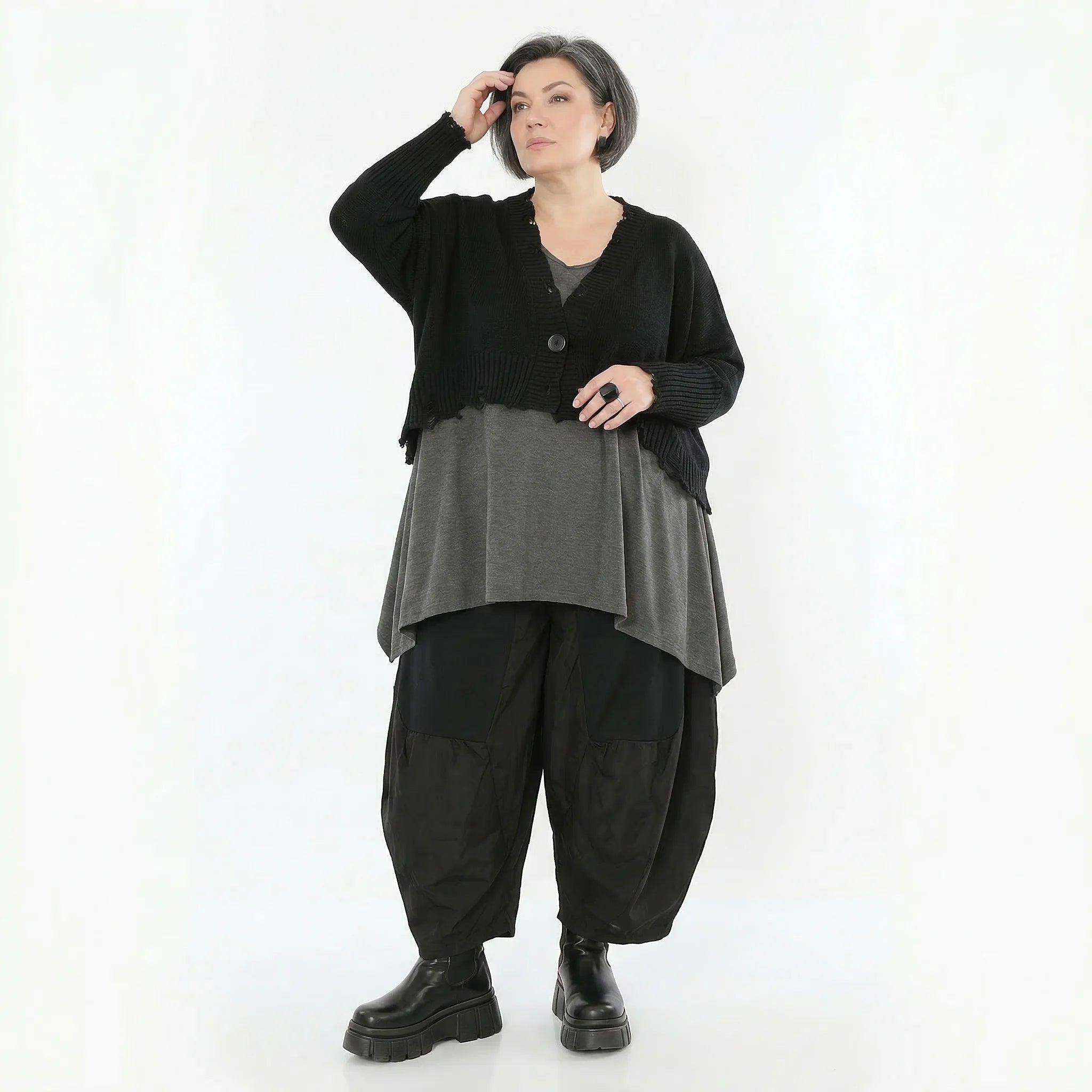 Oversize Strickjacke aus Baumwolle mit Destroyed Optik von AKH Premium bei Modeare Lagenlook Damen Jacke schwarz kastig