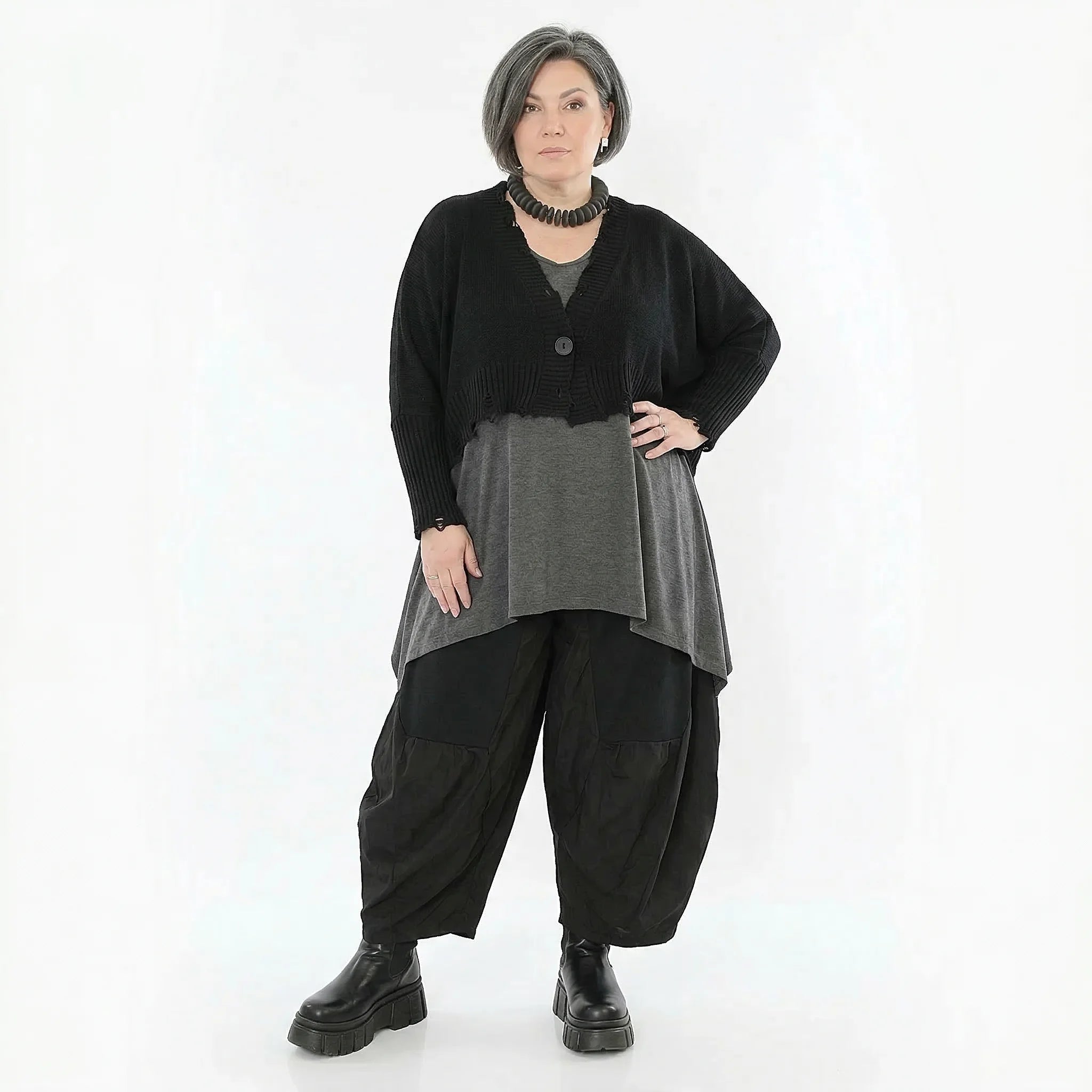 Oversize Strickjacke aus Baumwolle mit Destroyed Optik von AKH Premium bei Modeare Lagenlook Damen Jacke schwarz kastig