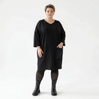 Oversize Kleid schwarz Jacquard Stretch mit Tasche AKH Premium Modeare Damenmode Lagenlook bequem elegant große Größen