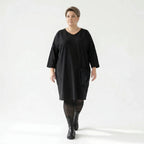 Oversize Kleid schwarz Jacquard Stretch mit Tasche AKH Premium Modeare Damenmode Lagenlook bequem elegant große Größen