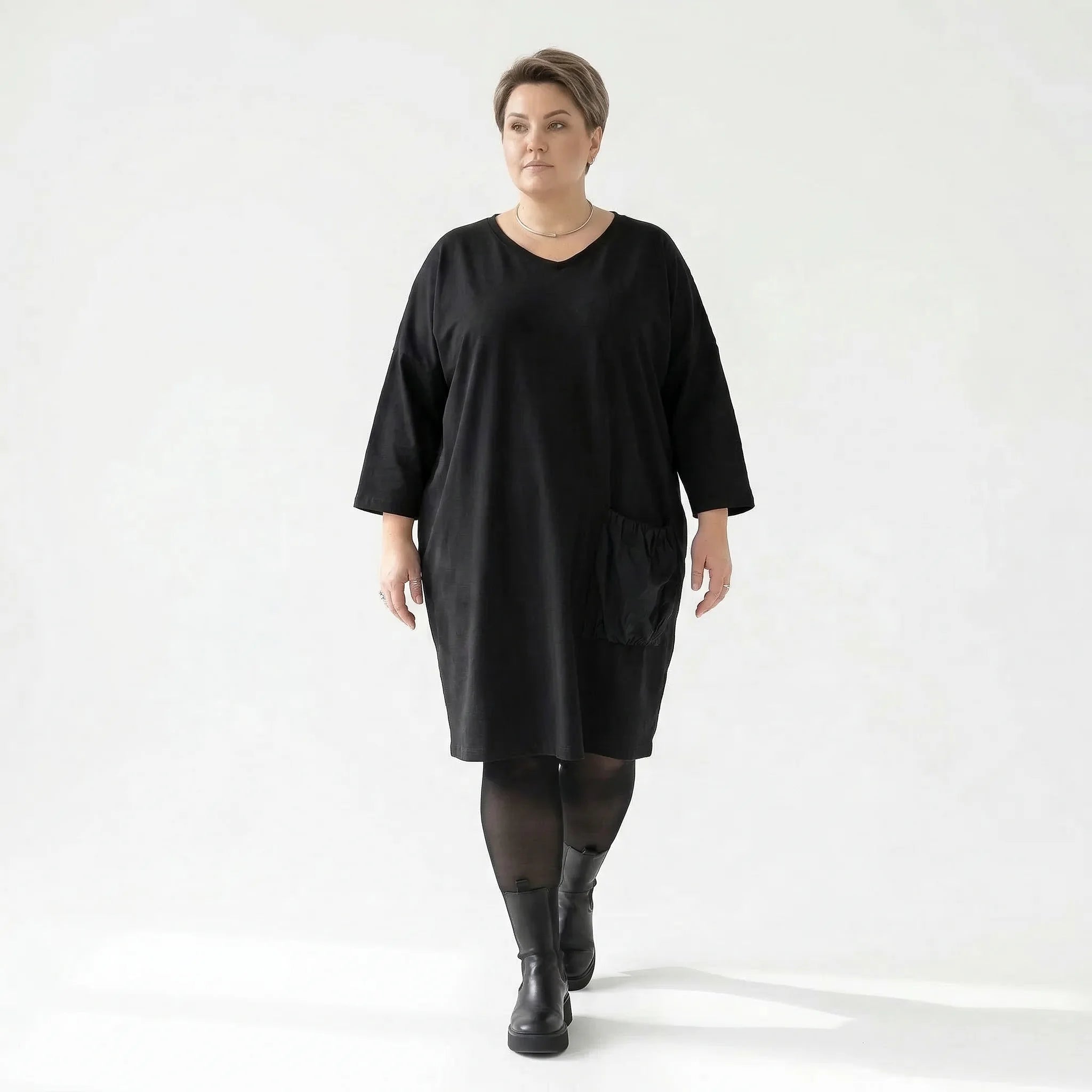 Oversize Kleid schwarz Jacquard Stretch mit Tasche AKH Premium Modeare Damenmode Lagenlook bequem elegant große Größen