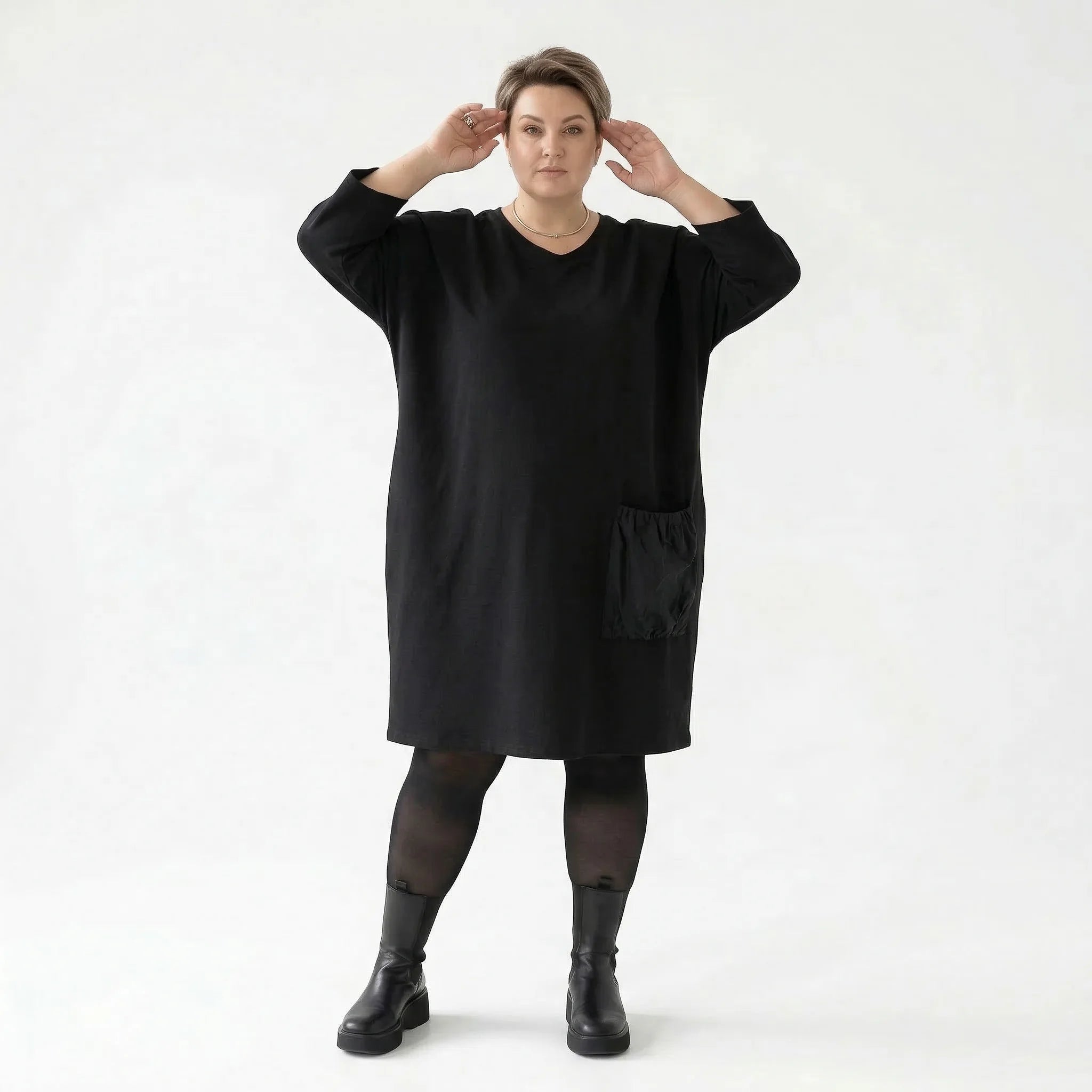 Oversize Kleid schwarz Jacquard Stretch mit Tasche AKH Premium Modeare Damenmode Lagenlook bequem elegant große Größen