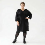 Oversize Kleid schwarz Jacquard Stretch mit Tasche AKH Premium Modeare Damenmode Lagenlook bequem elegant große Größen