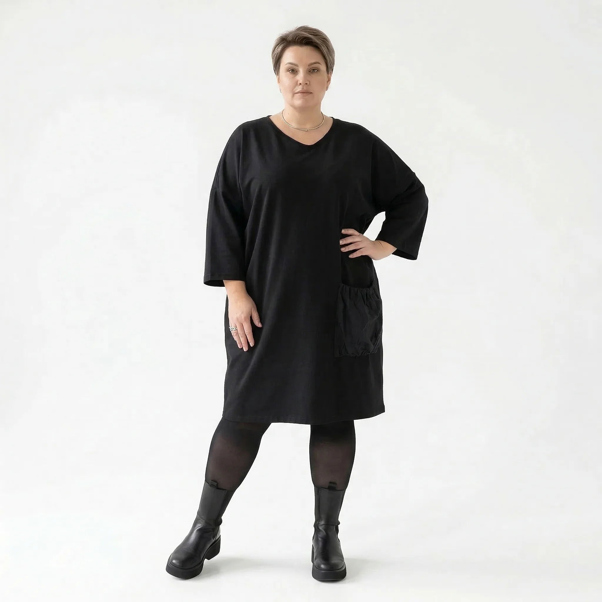 Oversize Kleid schwarz Jacquard Stretch mit Tasche AKH Premium Modeare Damenmode Lagenlook bequem elegant große Größen