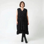 Oversize Baumwollkleid schwarz A Form mit Struktur und Wickelausschnitt AKH Premium Modeare luftig leicht Lagenlook Damenmode