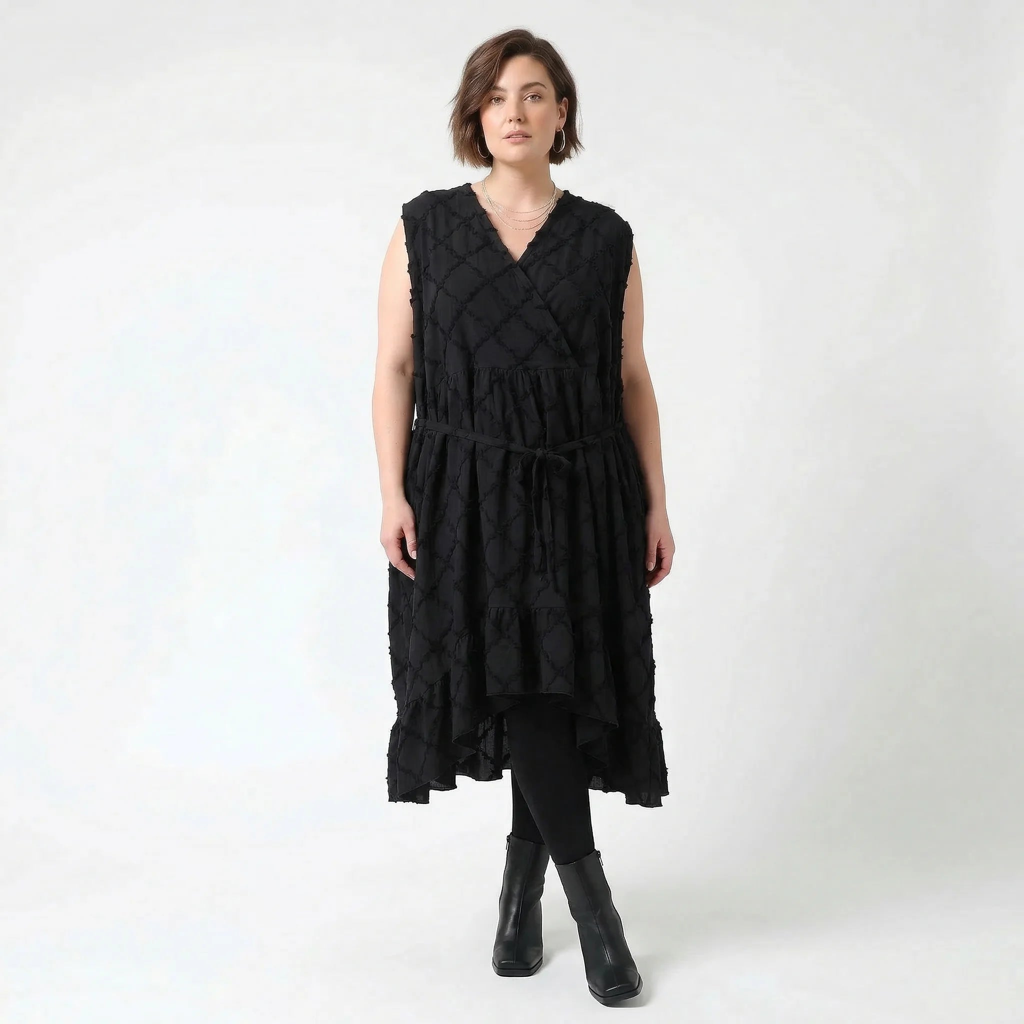 Oversize Baumwollkleid schwarz A Form mit Struktur und Wickelausschnitt AKH Premium Modeare luftig leicht Lagenlook Damenmode