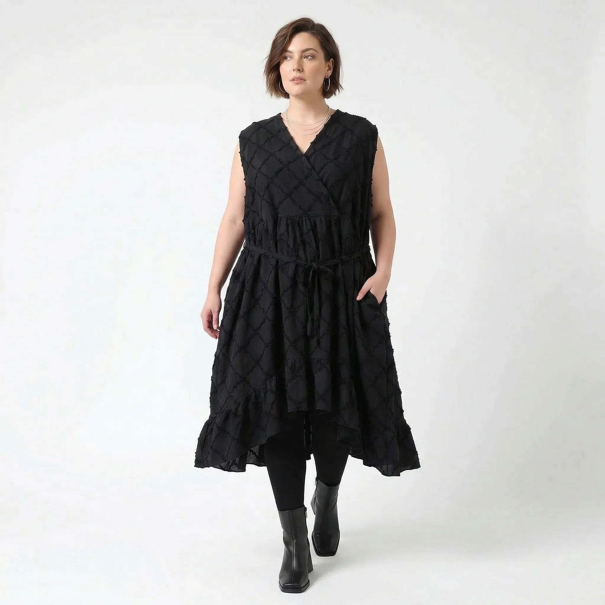 Oversize Baumwollkleid schwarz A Form mit Struktur und Wickelausschnitt AKH Premium Modeare luftig leicht Lagenlook Damenmode