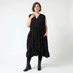 Oversize Baumwollkleid schwarz A Form mit Struktur und Wickelausschnitt AKH Premium Modeare luftig leicht Lagenlook Damenmode