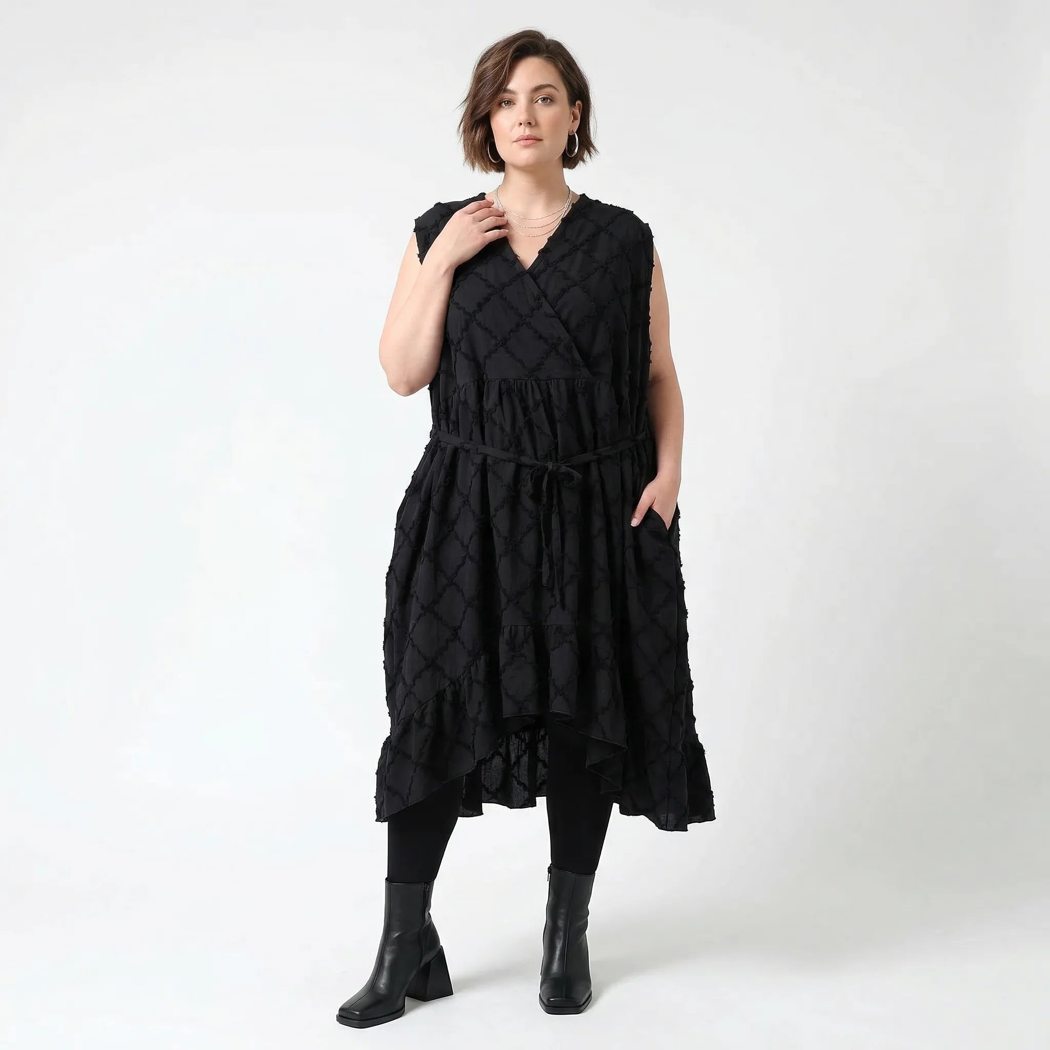 Oversize Baumwollkleid schwarz A Form mit Struktur und Wickelausschnitt AKH Premium Modeare luftig leicht Lagenlook Damenmode