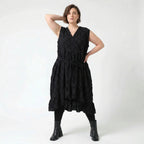 Oversize Baumwollkleid schwarz A Form mit Struktur und Wickelausschnitt AKH Premium Modeare luftig leicht Lagenlook Damenmode