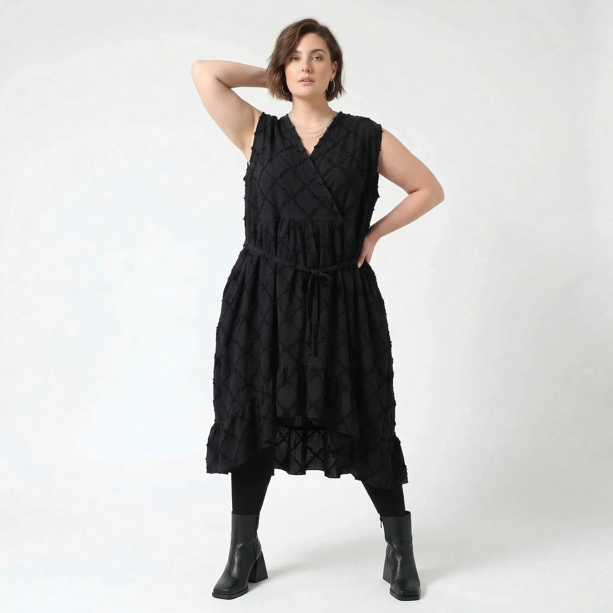 Oversize Baumwollkleid schwarz A Form mit Struktur und Wickelausschnitt AKH Premium Modeare luftig leicht Lagenlook Damenmode