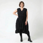 Oversize Baumwollkleid schwarz A Form mit Struktur und Wickelausschnitt AKH Premium Modeare luftig leicht Lagenlook Damenmode