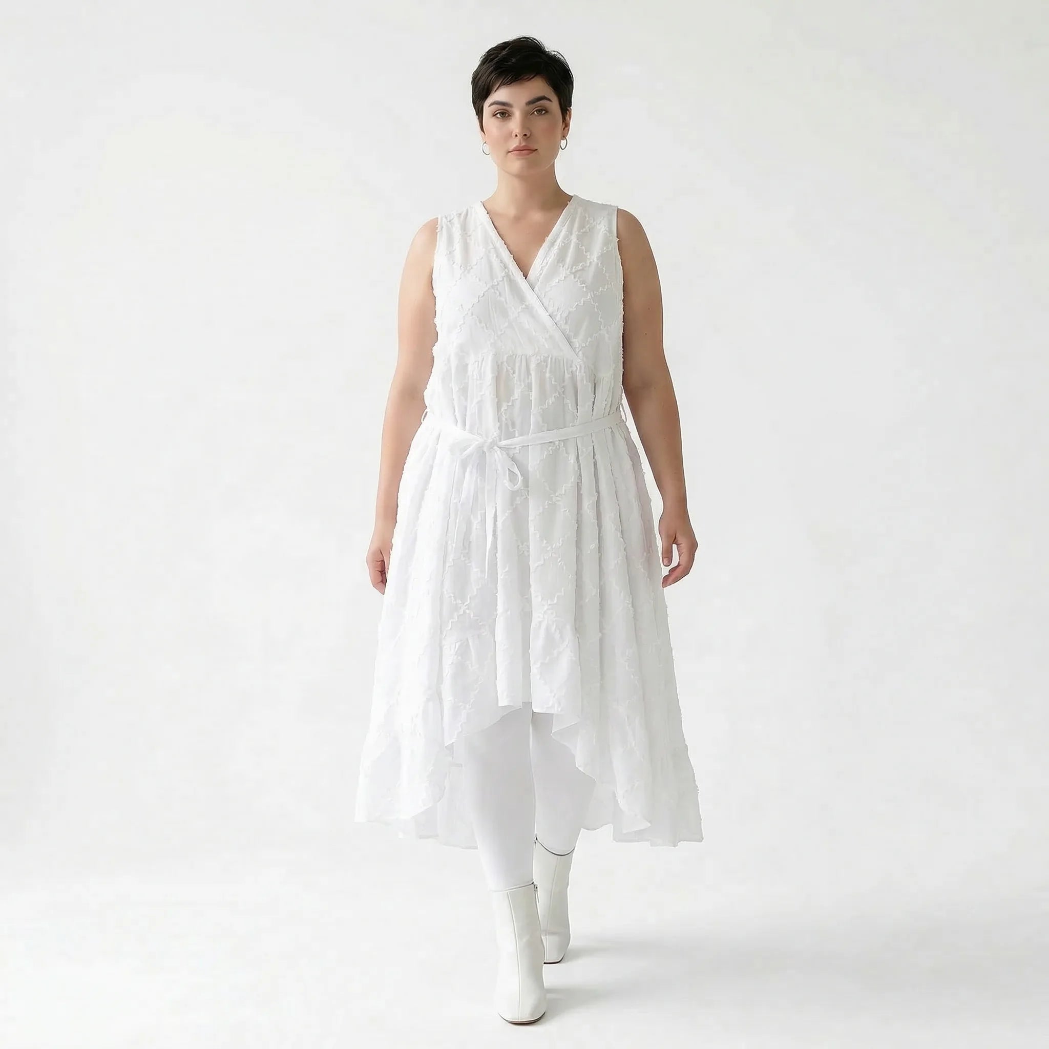 Weisses Baumwollkleid in A Form mit Wickelausschnitt und Vokuhila aus Popeline AKH Premium bei Modeare Oversize Lagenlook Maxikleid pur