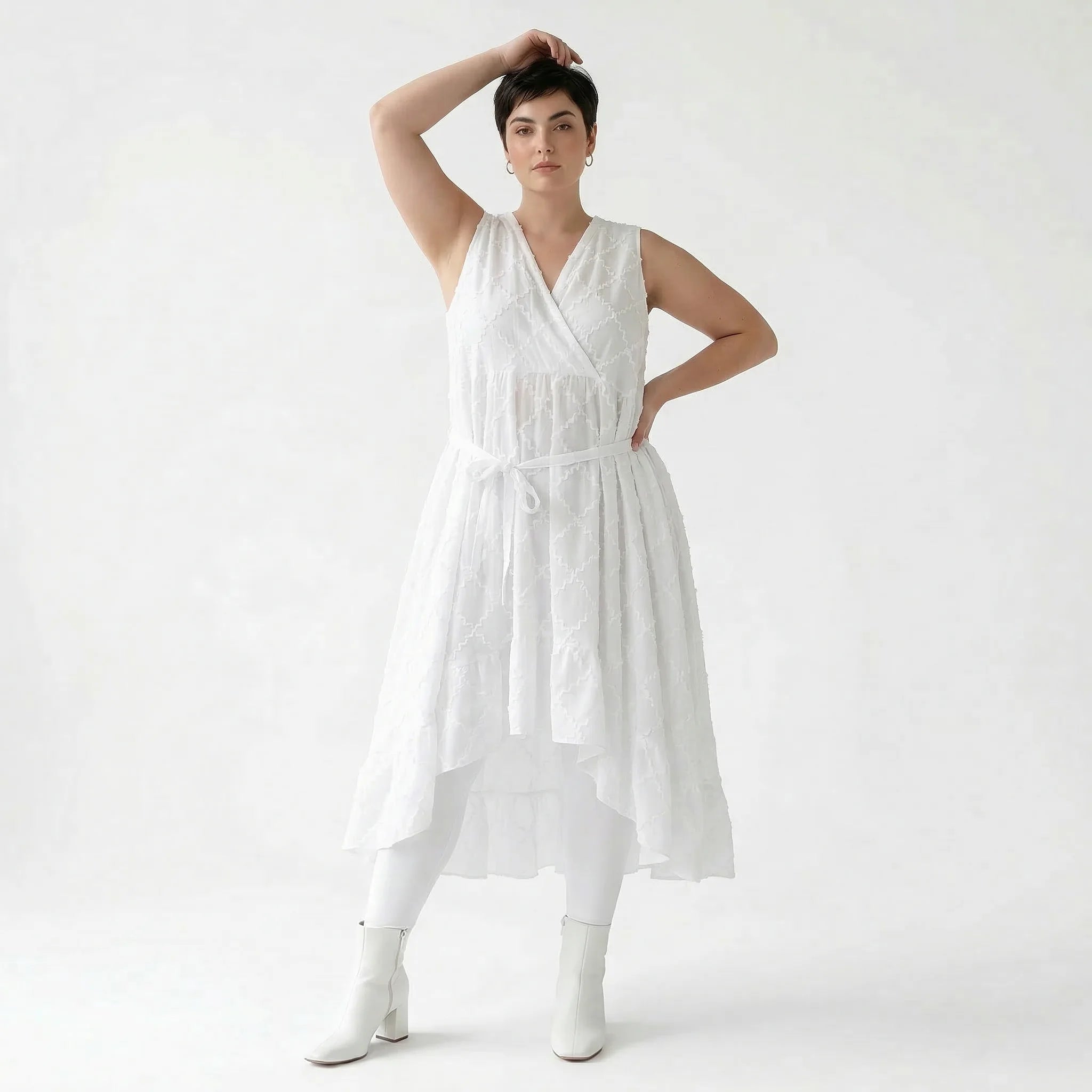 Weisses Baumwollkleid in A Form mit Wickelausschnitt und Vokuhila aus Popeline AKH Premium bei Modeare Oversize Lagenlook Maxikleid pur