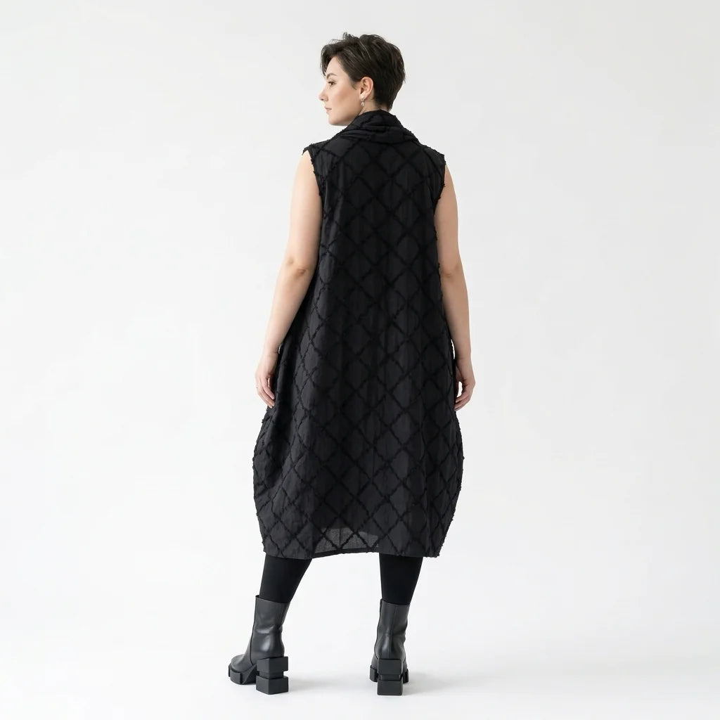 Ballonkleid Oversize schwarz mit Struktur aus Baumwolle Avantgarde Look AKH Premium Modeare für Lagenlook Damenmode modern und luftig