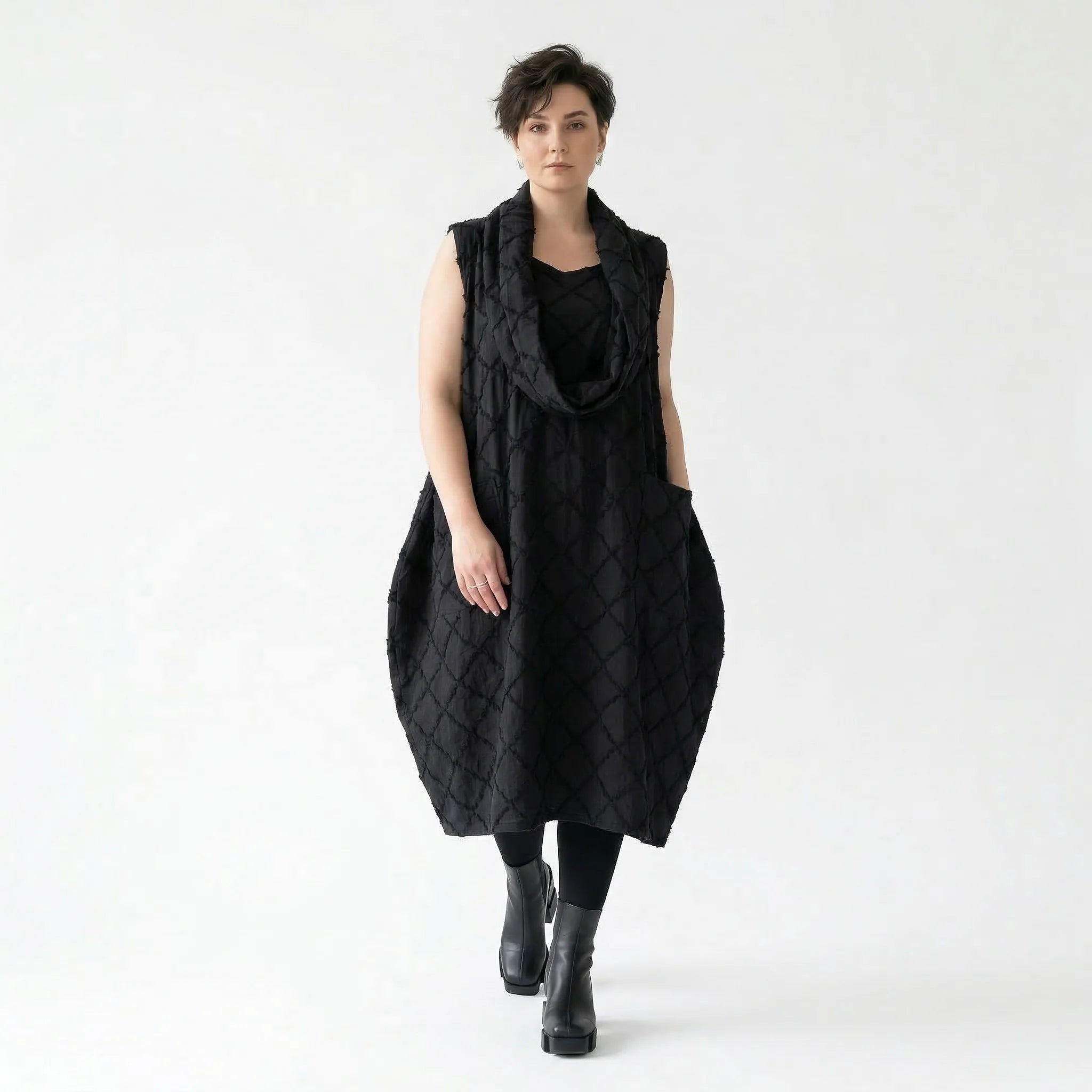 Ballonkleid Oversize schwarz mit Struktur aus Baumwolle Avantgarde Look AKH Premium Modeare für Lagenlook Damenmode modern und luftig