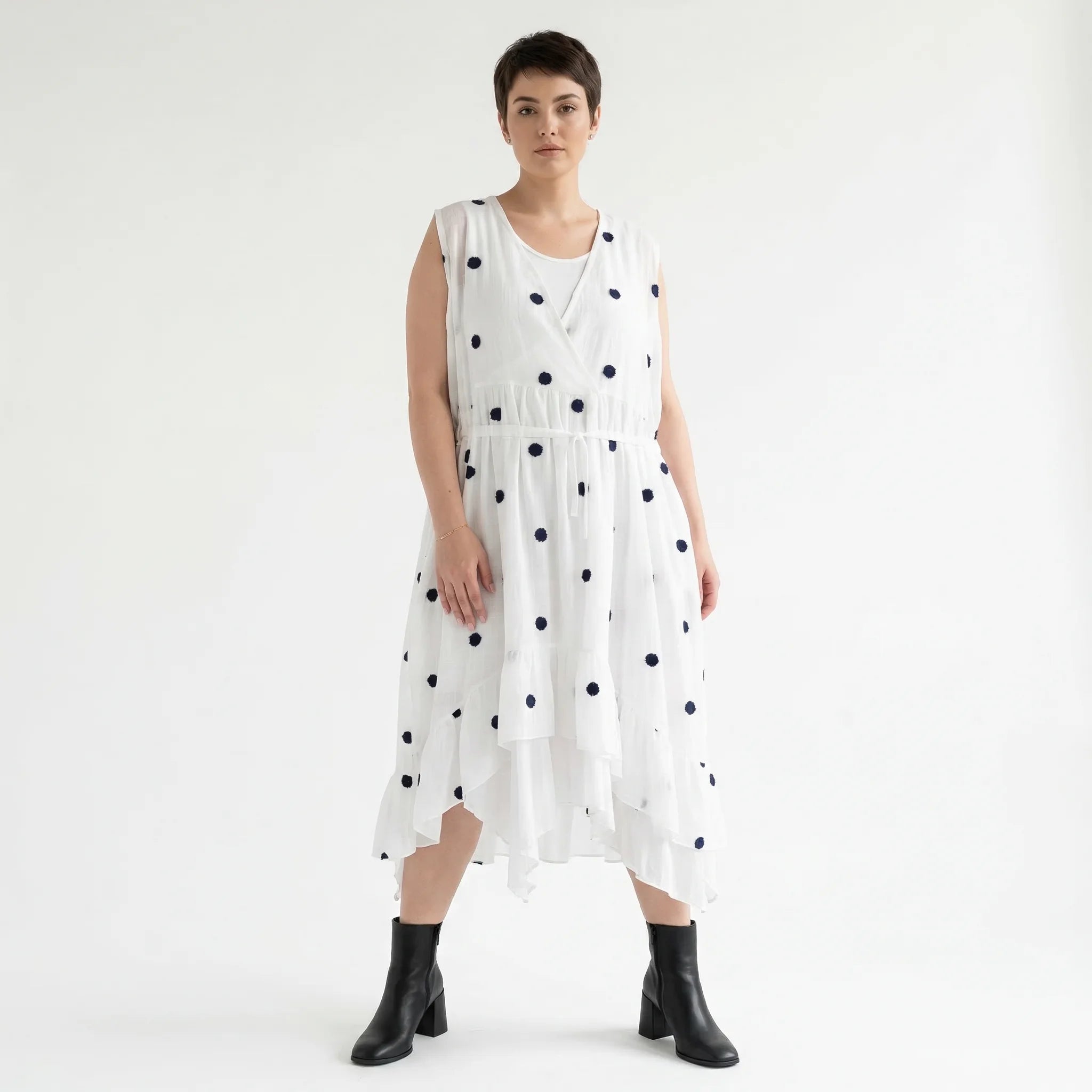 Baumwollkleid mit Punktstruktur Wickeloptik luftig A-Form AKH Premium Modeare modernes Sommerkleid Oversize Look