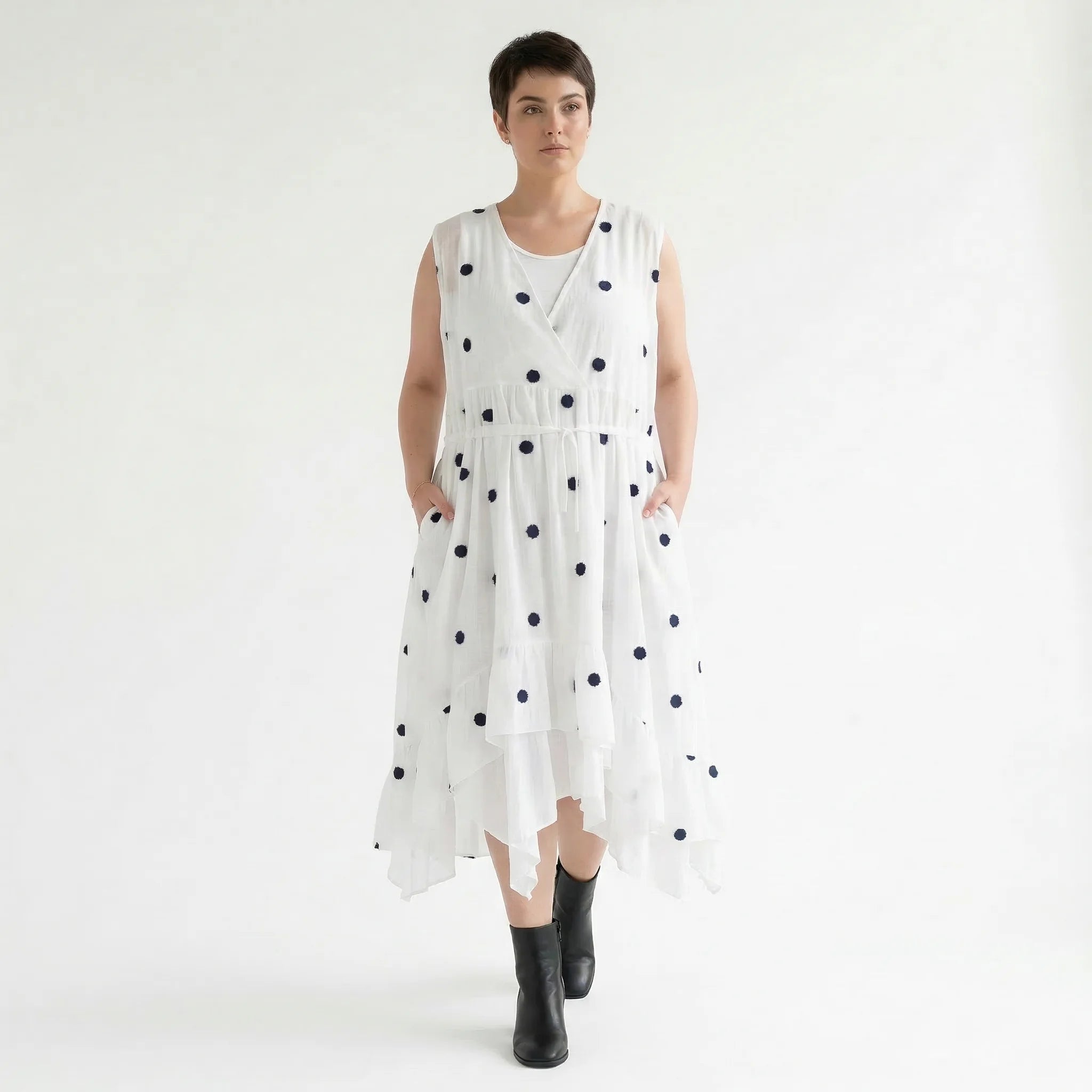 Baumwollkleid mit Punktstruktur Wickeloptik luftig A-Form AKH Premium Modeare modernes Sommerkleid Oversize Look