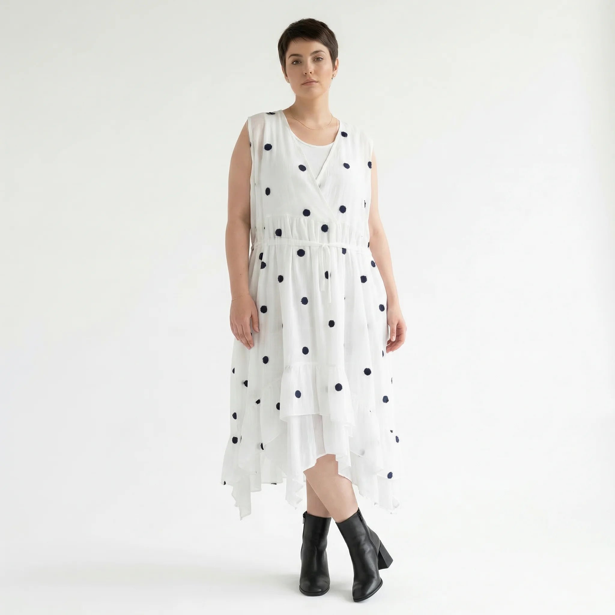 Baumwollkleid mit Punktstruktur Wickeloptik luftig A-Form AKH Premium Modeare modernes Sommerkleid Oversize Look
