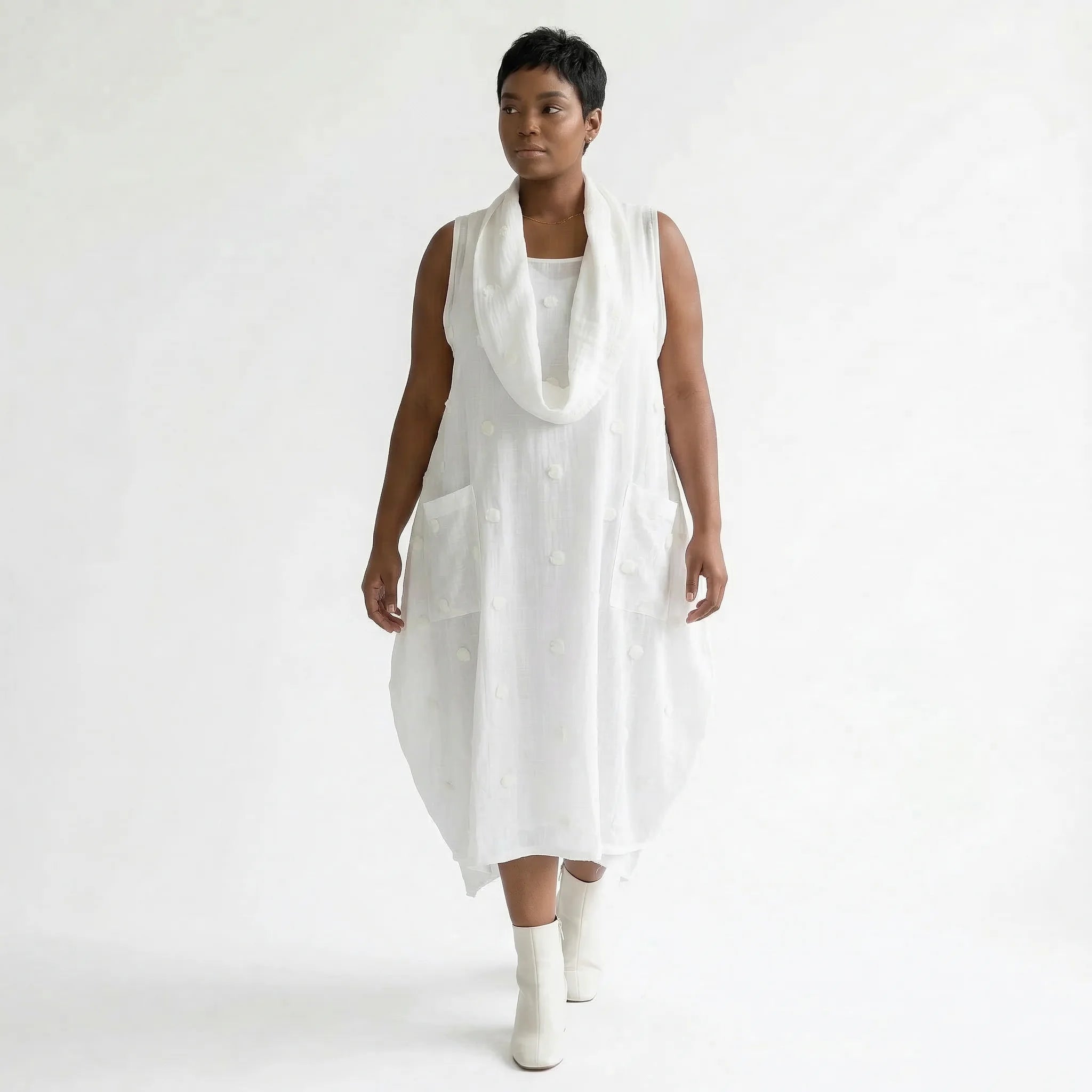 Oversize Ballon Kleid weiß Baumwolle Lagenlook leicht luftig AKH Premium Modeare avantgarde Damenkleid mit Strukturpunkten Design neu