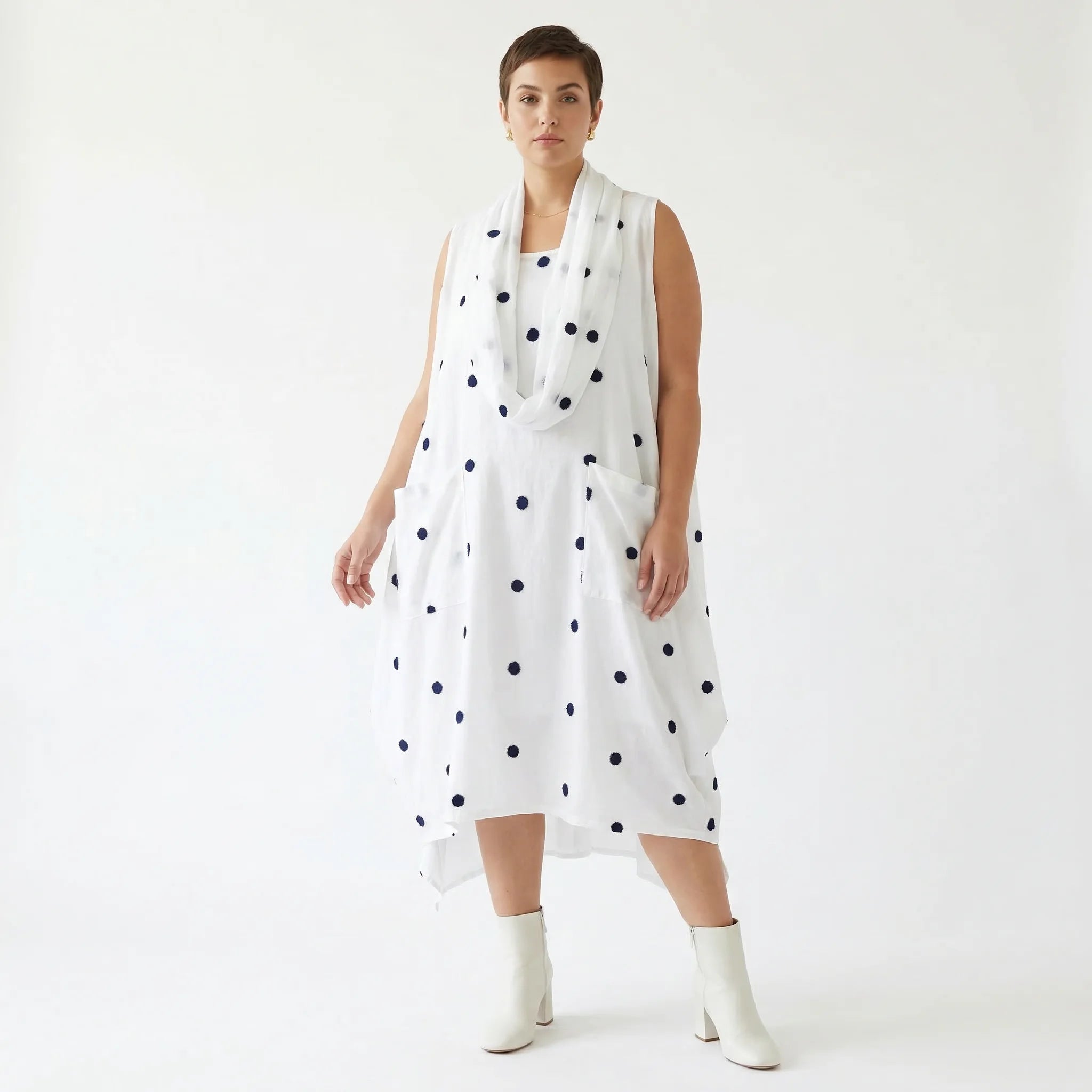 Oversize Ballon Kleid weiß schwarz gepunktet Baumwolle Lagenlook luftig AKH Premium Modeare Damenkleid avantgarde mit Taschen modern