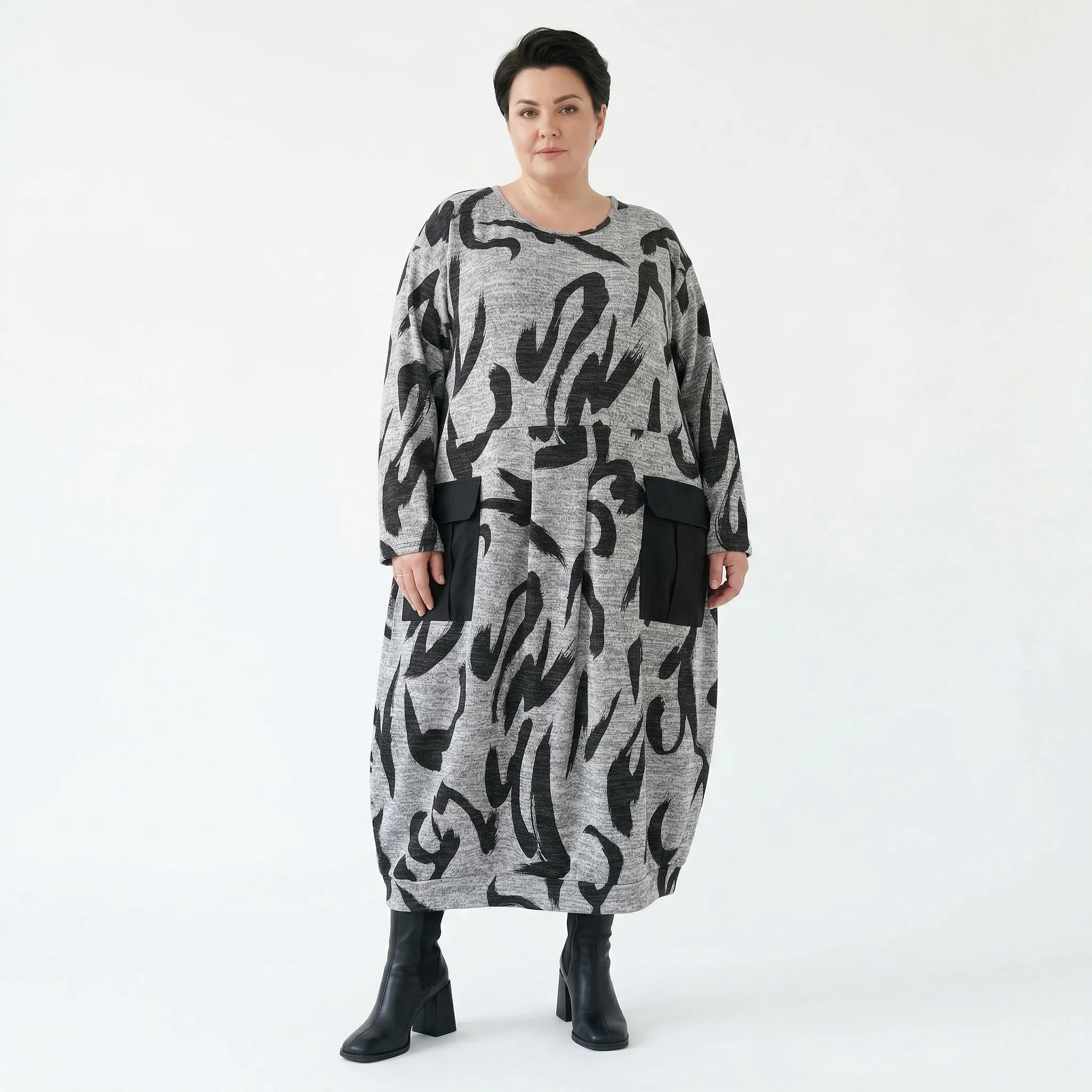 Oversize Kleid grau abstrakter Print Lagenlook Stretch AKH Premium Modeare modern weich bequem Damenmode große Größen Frankreich