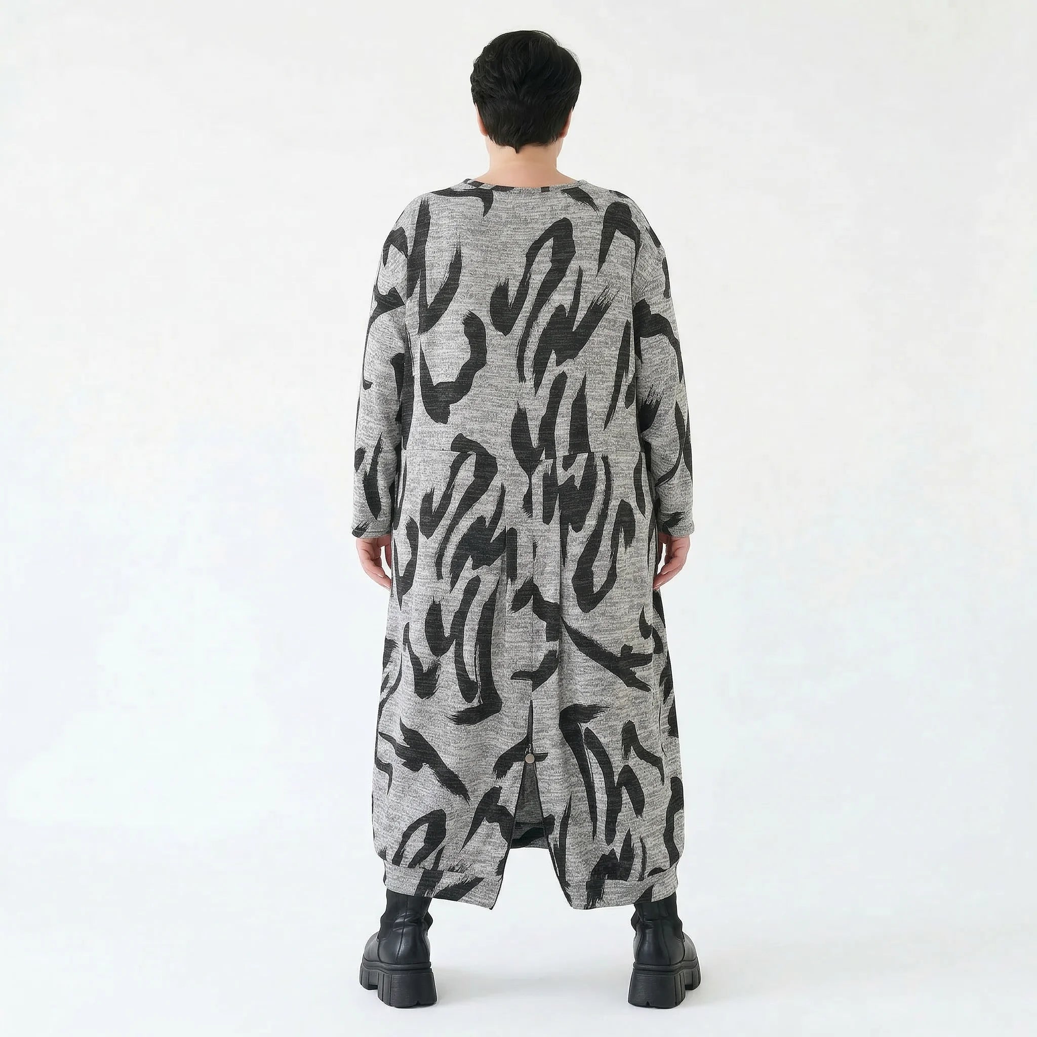 Oversize Kleid grau abstrakter Print Lagenlook Stretch AKH Premium Modeare modern weich bequem Damenmode große Größen Frankreich