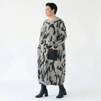 Oversize Kleid grau abstrakter Print Lagenlook Stretch AKH Premium Modeare modern weich bequem Damenmode große Größen Frankreich
